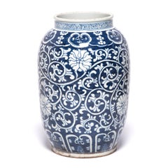 Paire de pots à vignes chinois en bleu et blanc à volutes