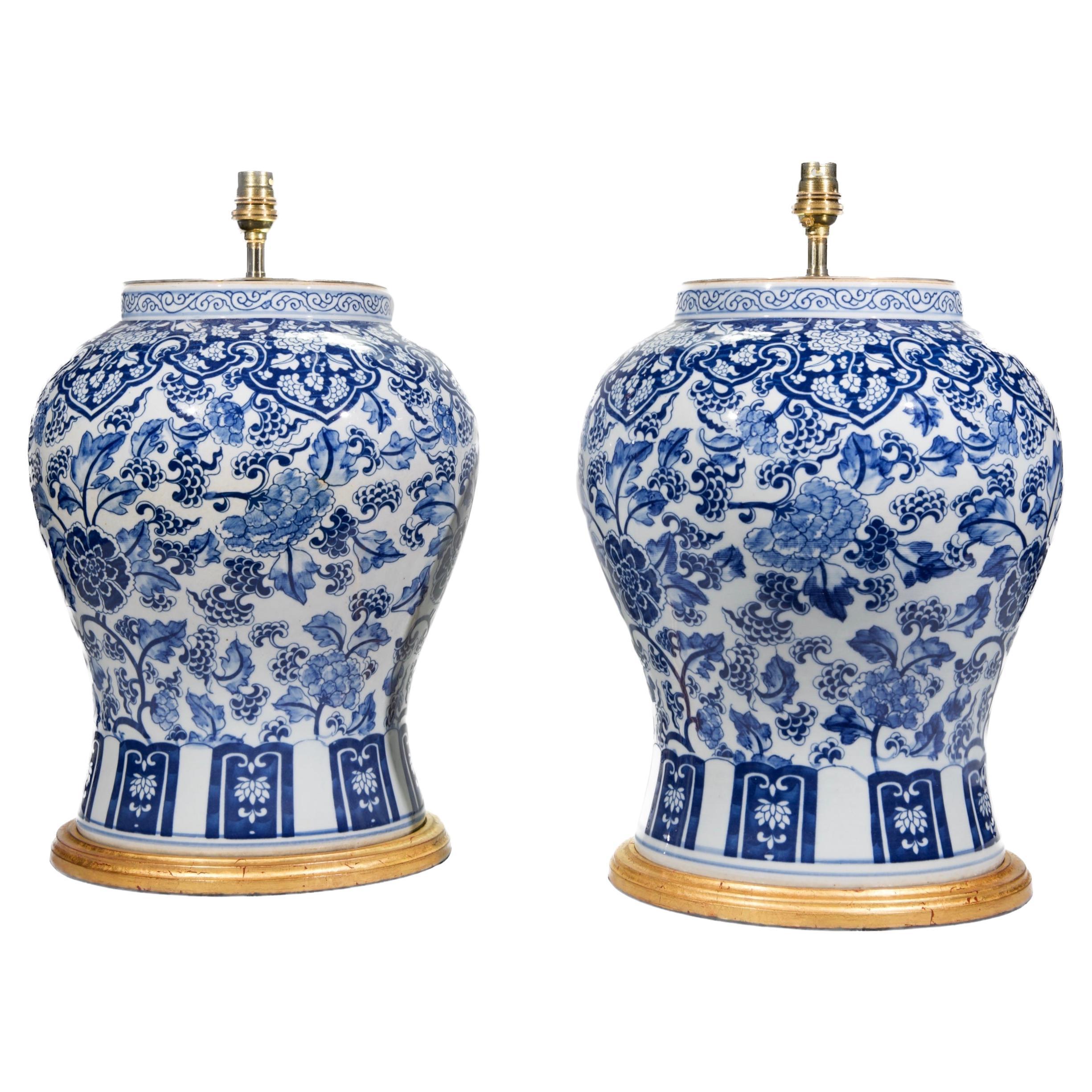 Paire de lampes de bureau chinoises en porcelaine bleue et blanche en forme de jarre de temple