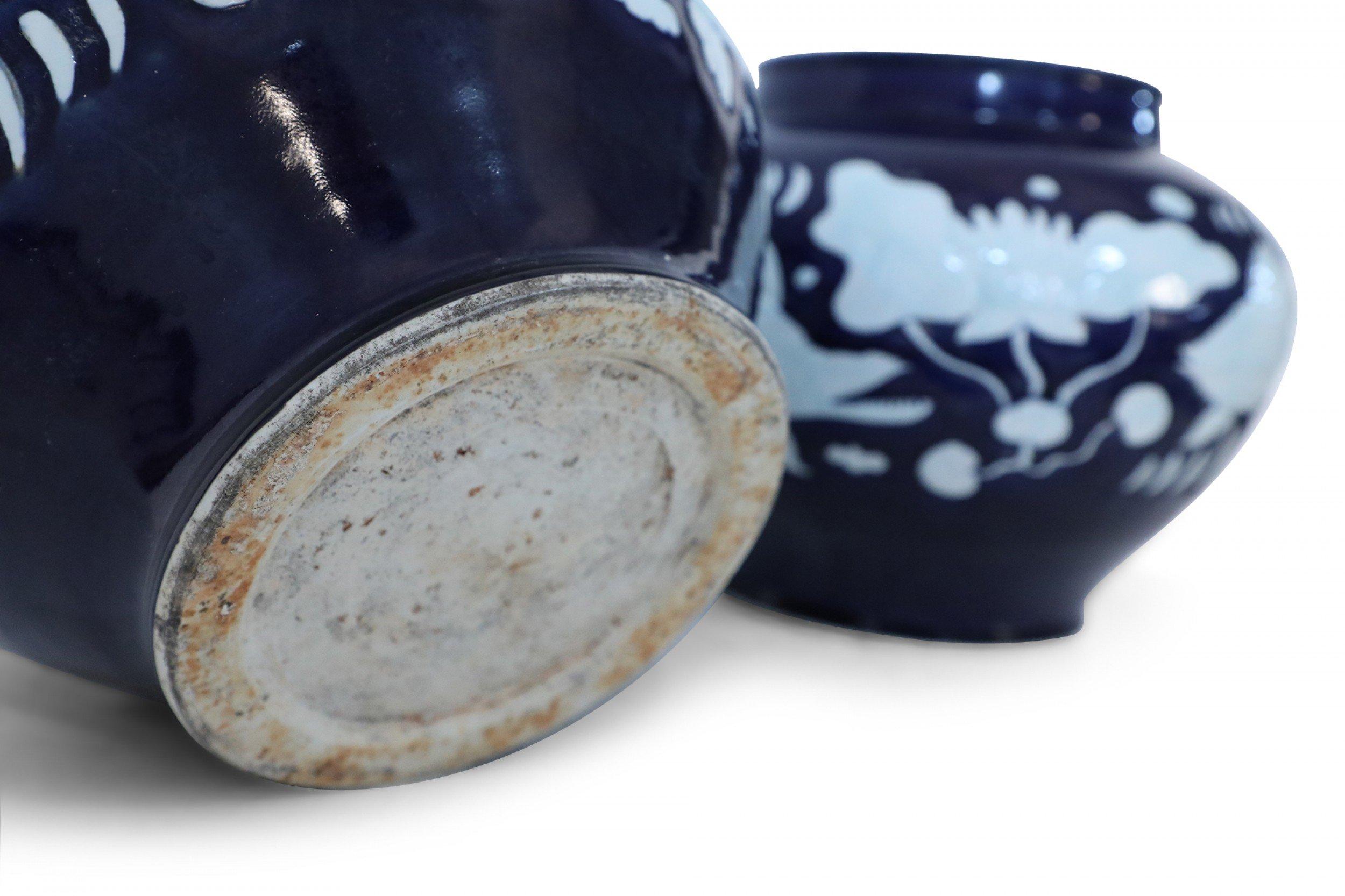 Pair of Chinese Blue and White Underwater Motif Porcelain Pots For Sale 5