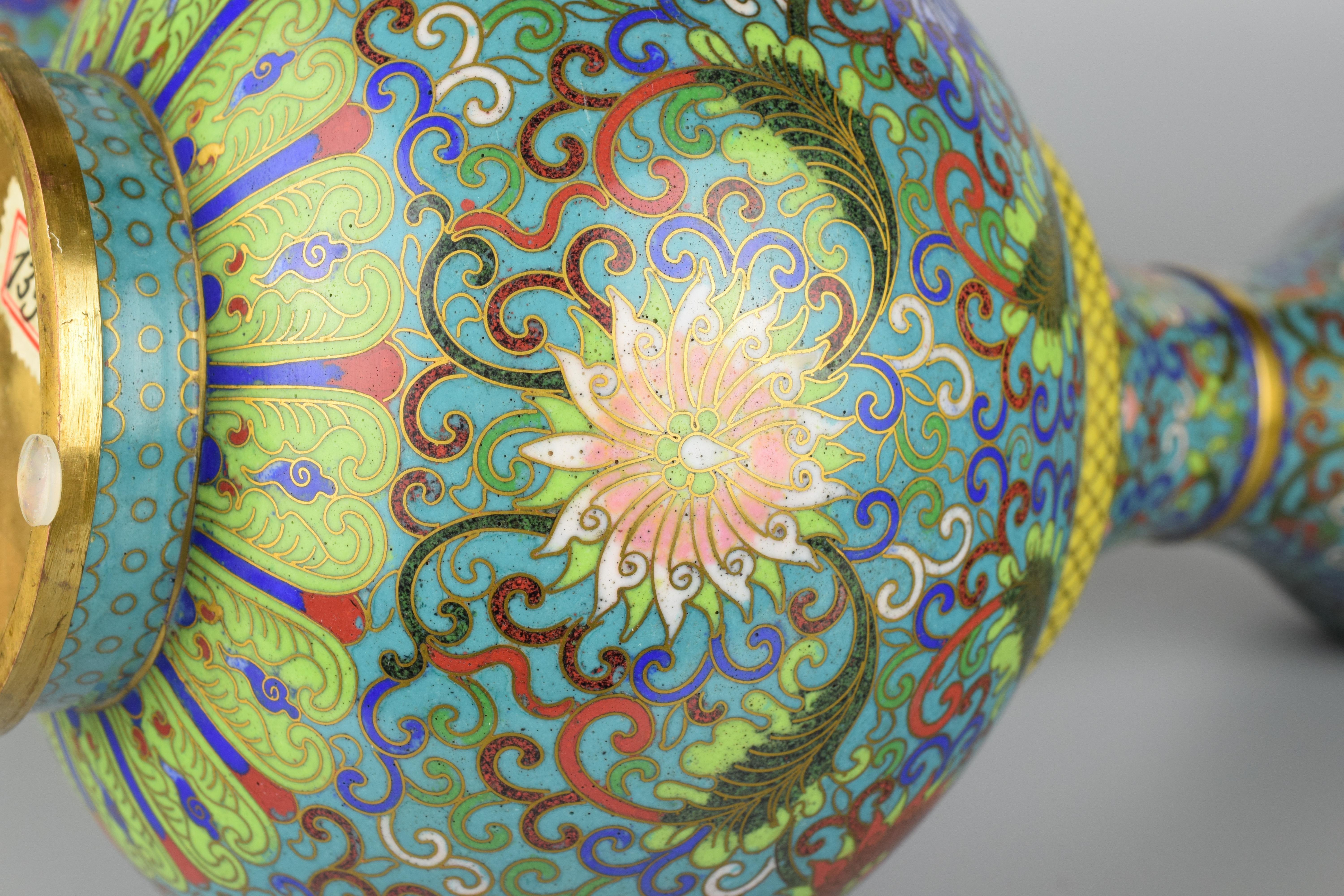 Paire de vases chinois cloisonnés bleus, émaillés et dorés, début du 20e siècle en vente 2