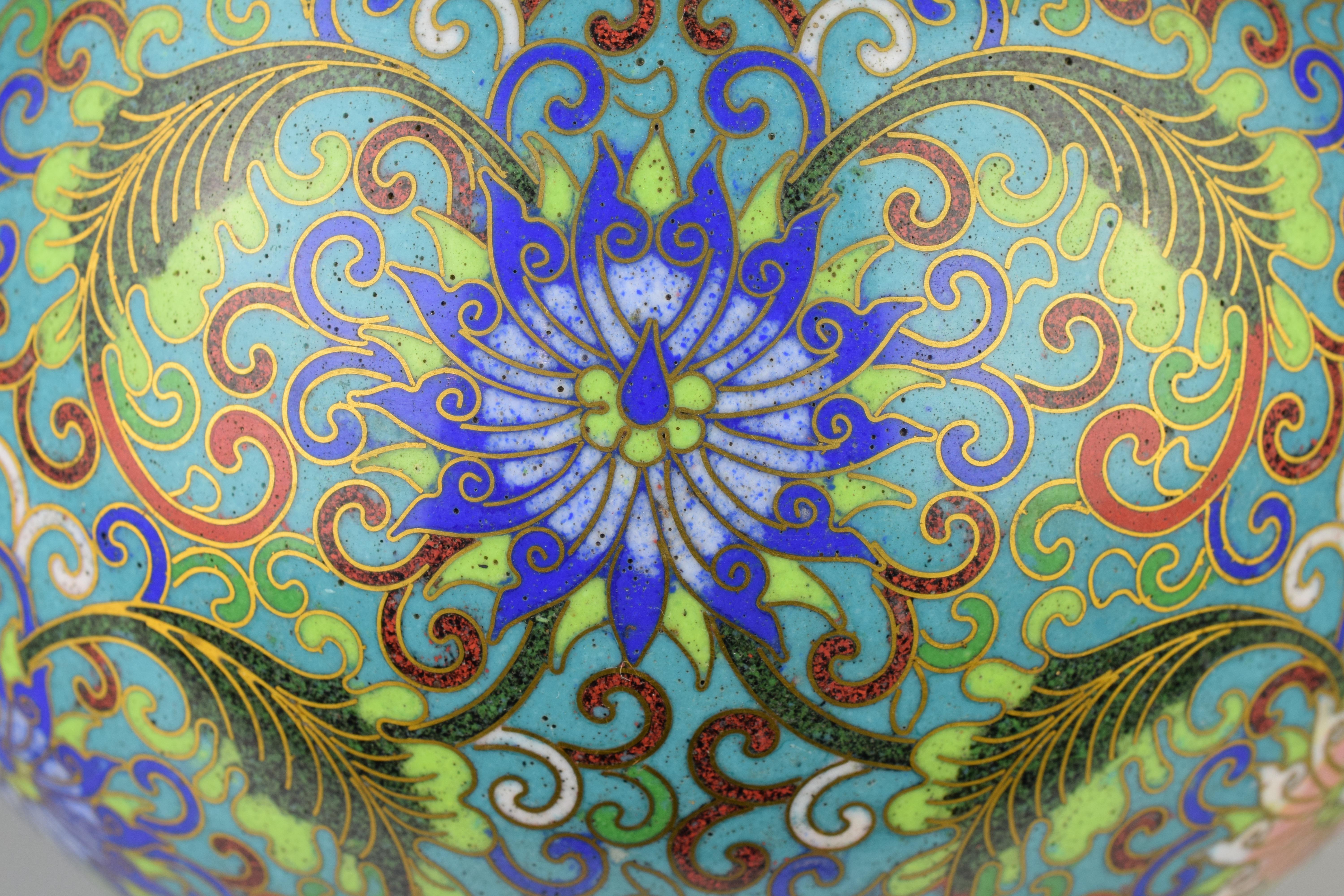 Paire de vases chinois cloisonnés bleus, émaillés et dorés, début du 20e siècle en vente 3