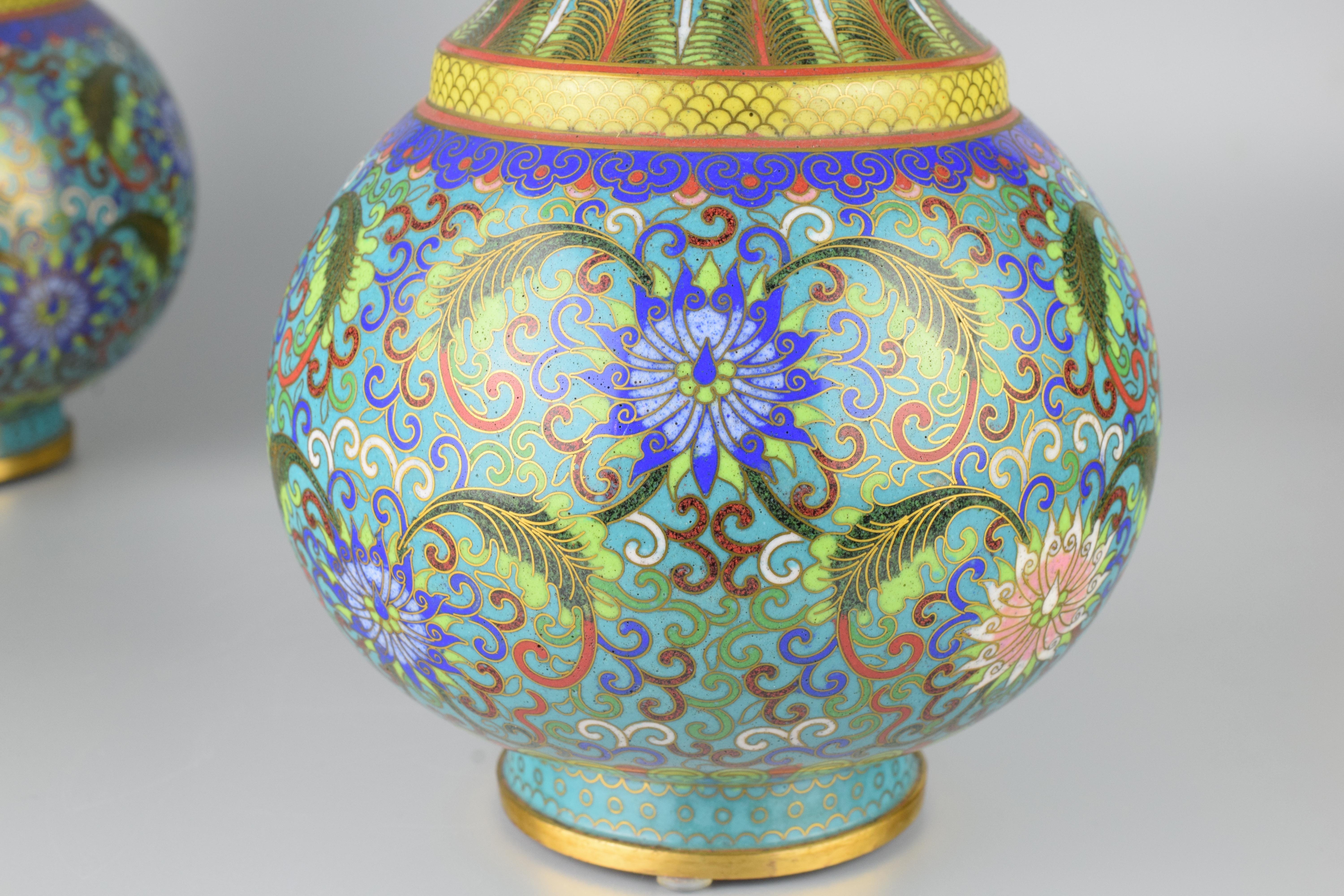 Chine, début du 20e siècle
Excellent état pour cette paire de vases cloisonnés émaillés et dorés à motifs floraux.
Au bas de chaque étiquette en papier avec le numéro d'inventaire écrit à l'encre.
Dimensions : Hauteur 22,5 cm, diamètre 13,5 cm.