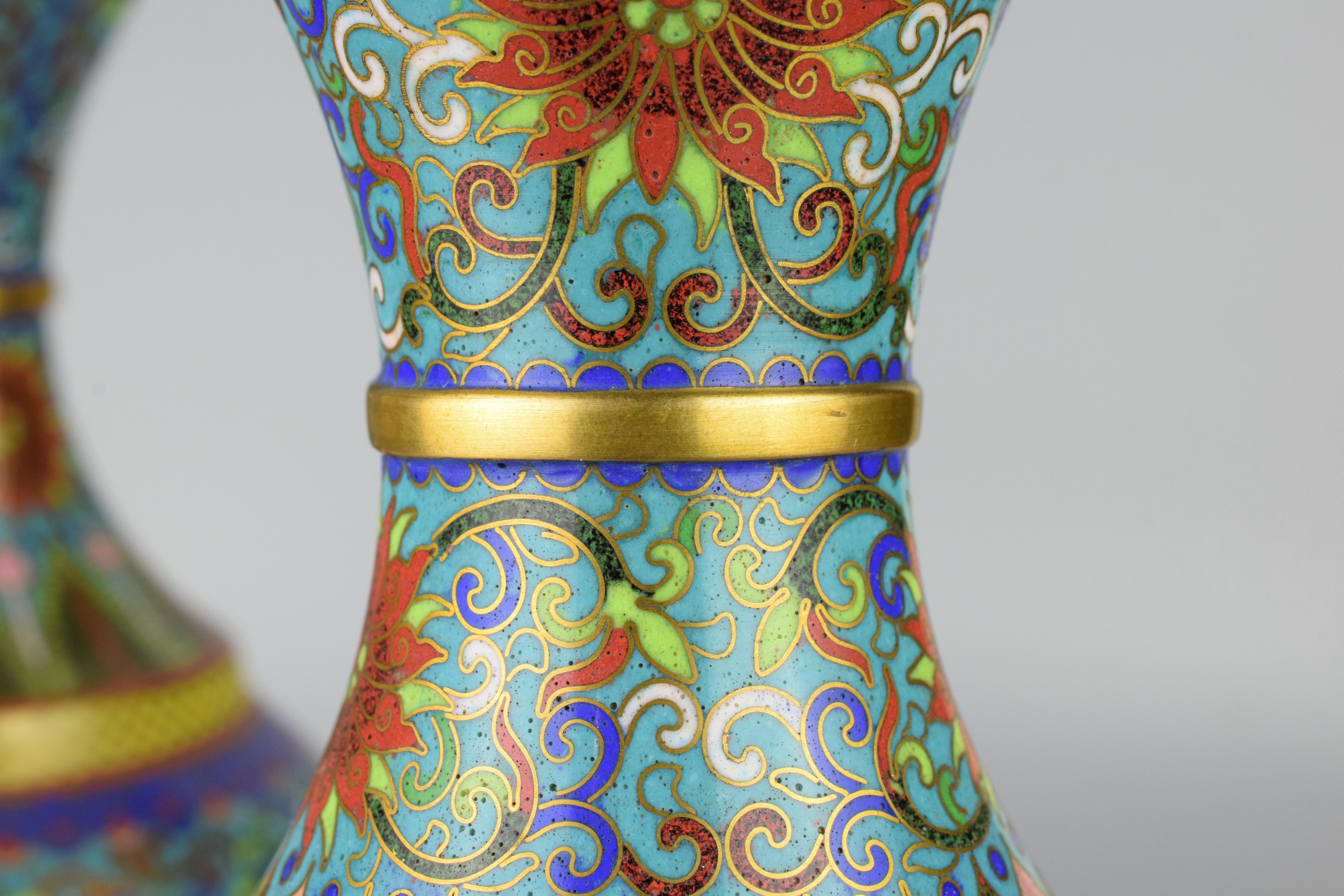 Paar chinesische blaue Cloisonné-Vasen, emailliert und vergoldet, frühes 20. (Chinesisch) im Angebot