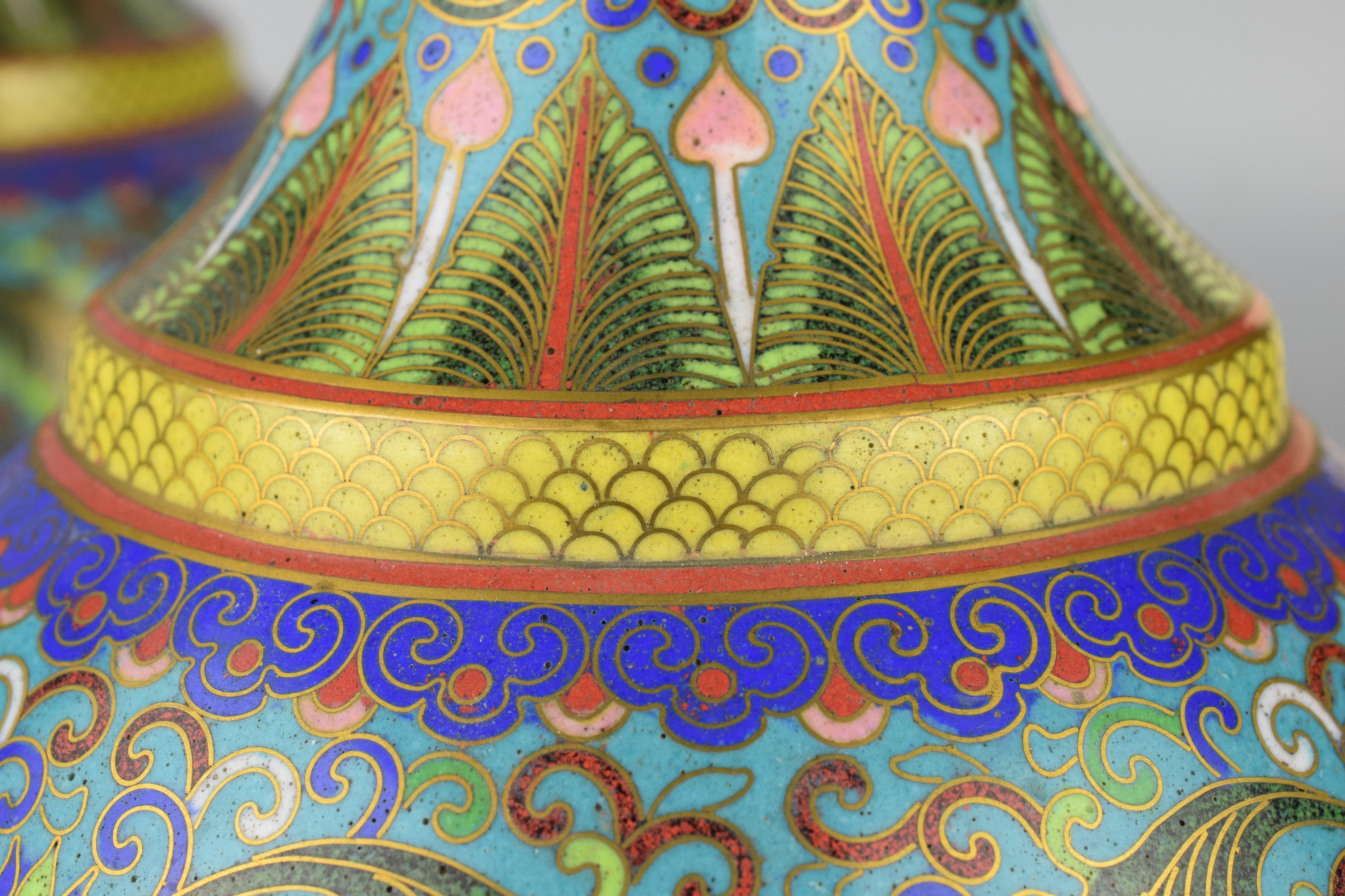 Paar chinesische blaue Cloisonné-Vasen, emailliert und vergoldet, frühes 20. (20. Jahrhundert) im Angebot