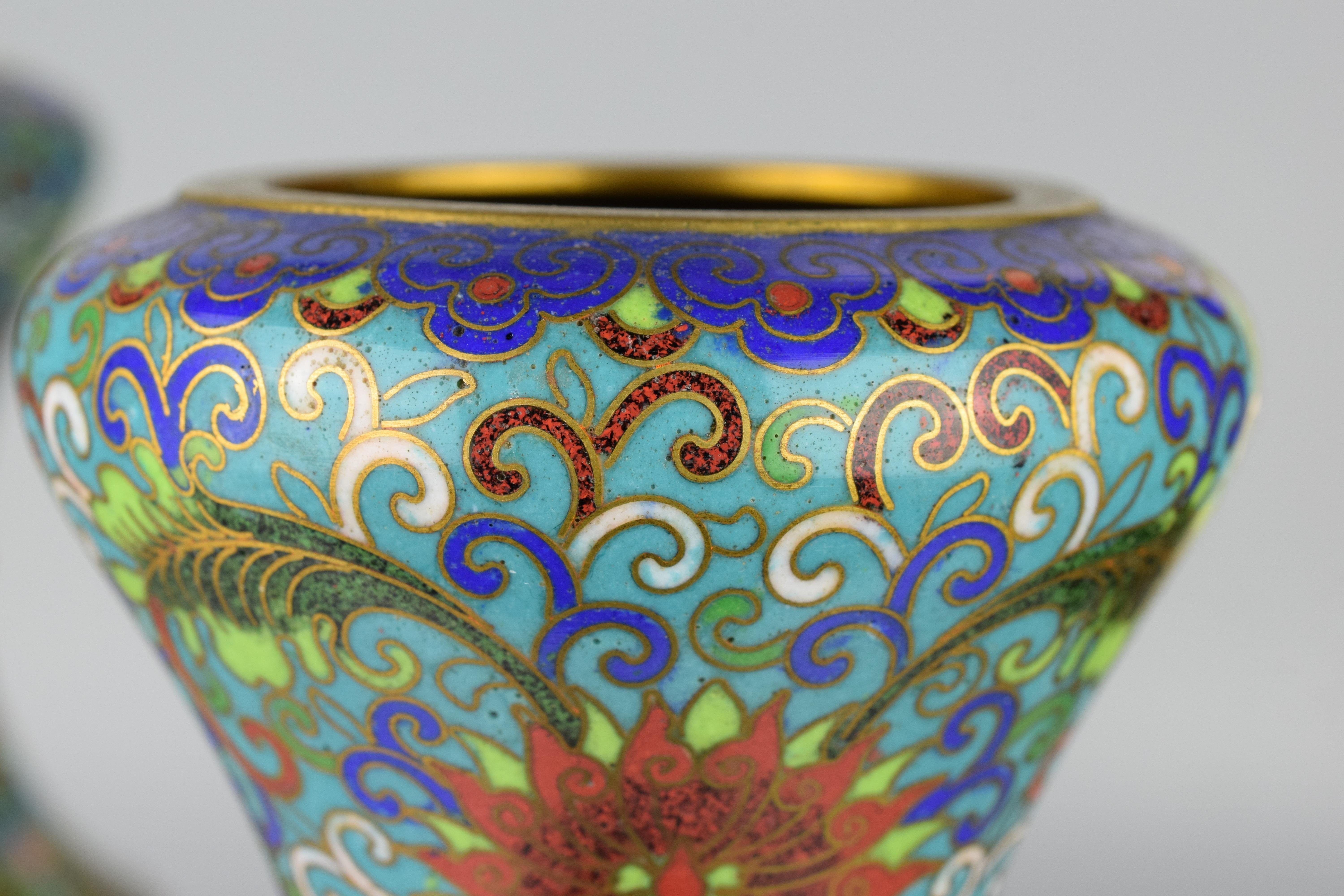 Paar chinesische blaue Cloisonné-Vasen, emailliert und vergoldet, frühes 20. im Angebot 1
