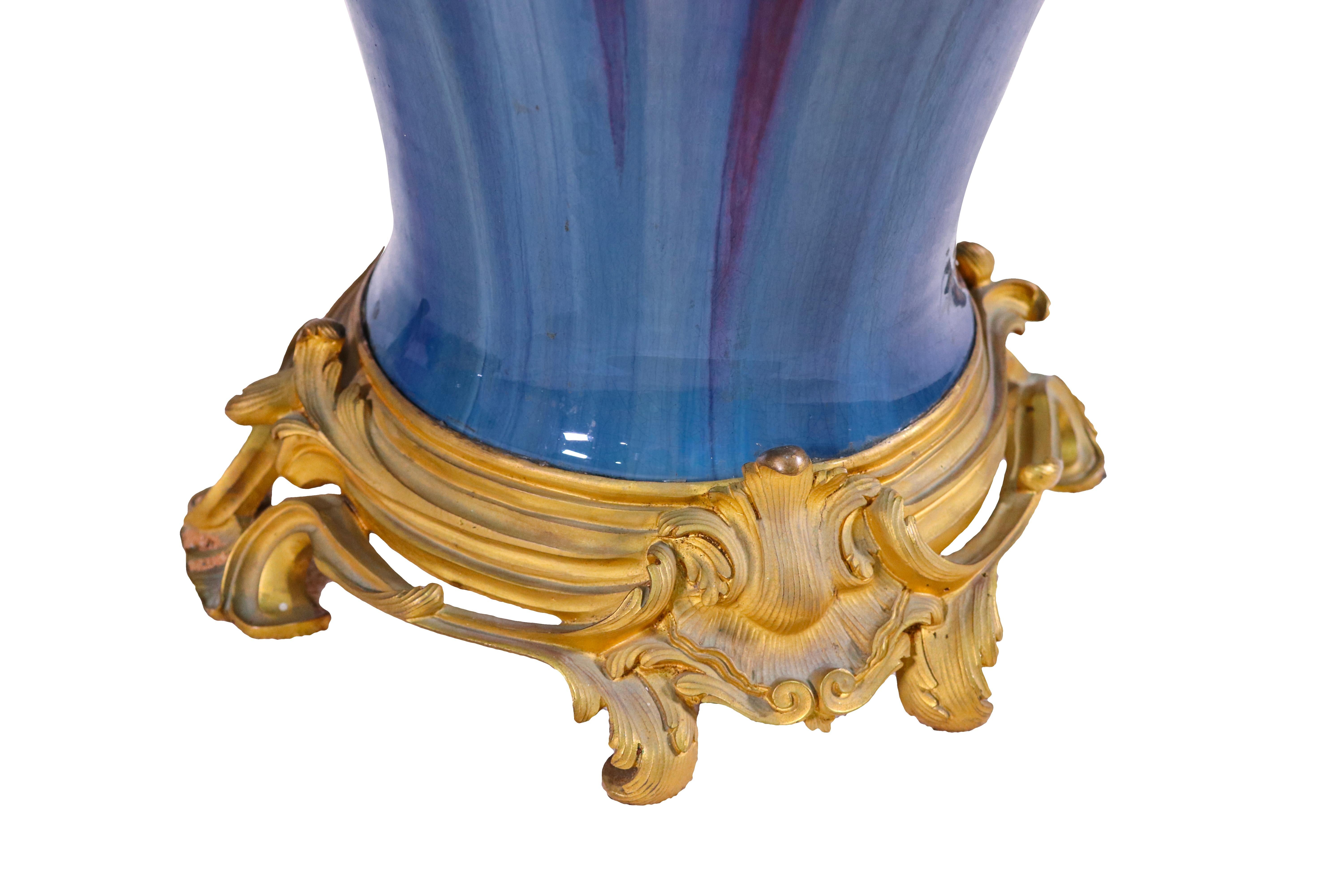 Français Paire de vases chinois en céramique émaillée bleue flambée avec montures en bronze doré français en vente