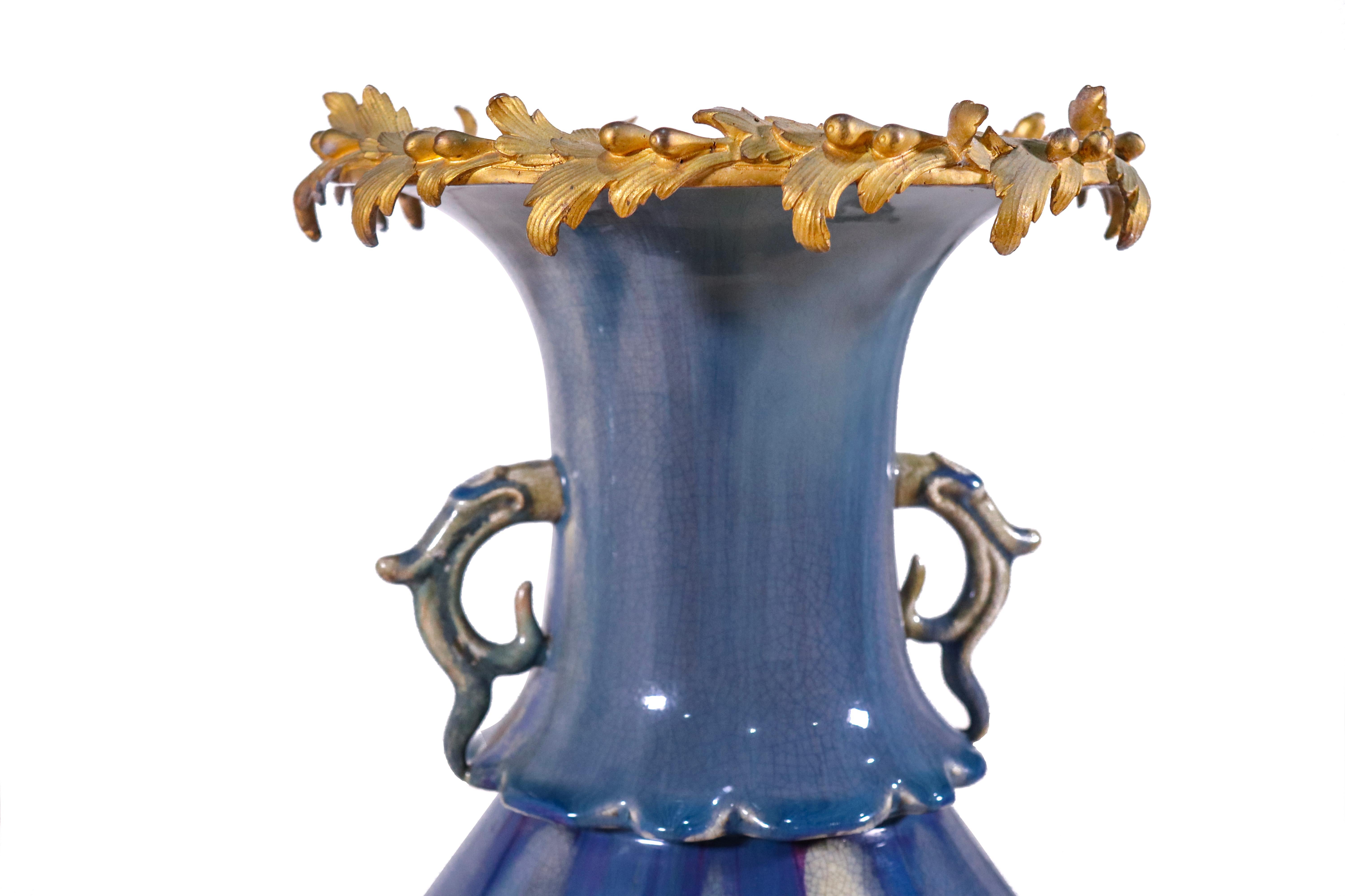 Vernissé Paire de vases chinois en céramique émaillée bleue flambée avec montures en bronze doré français en vente