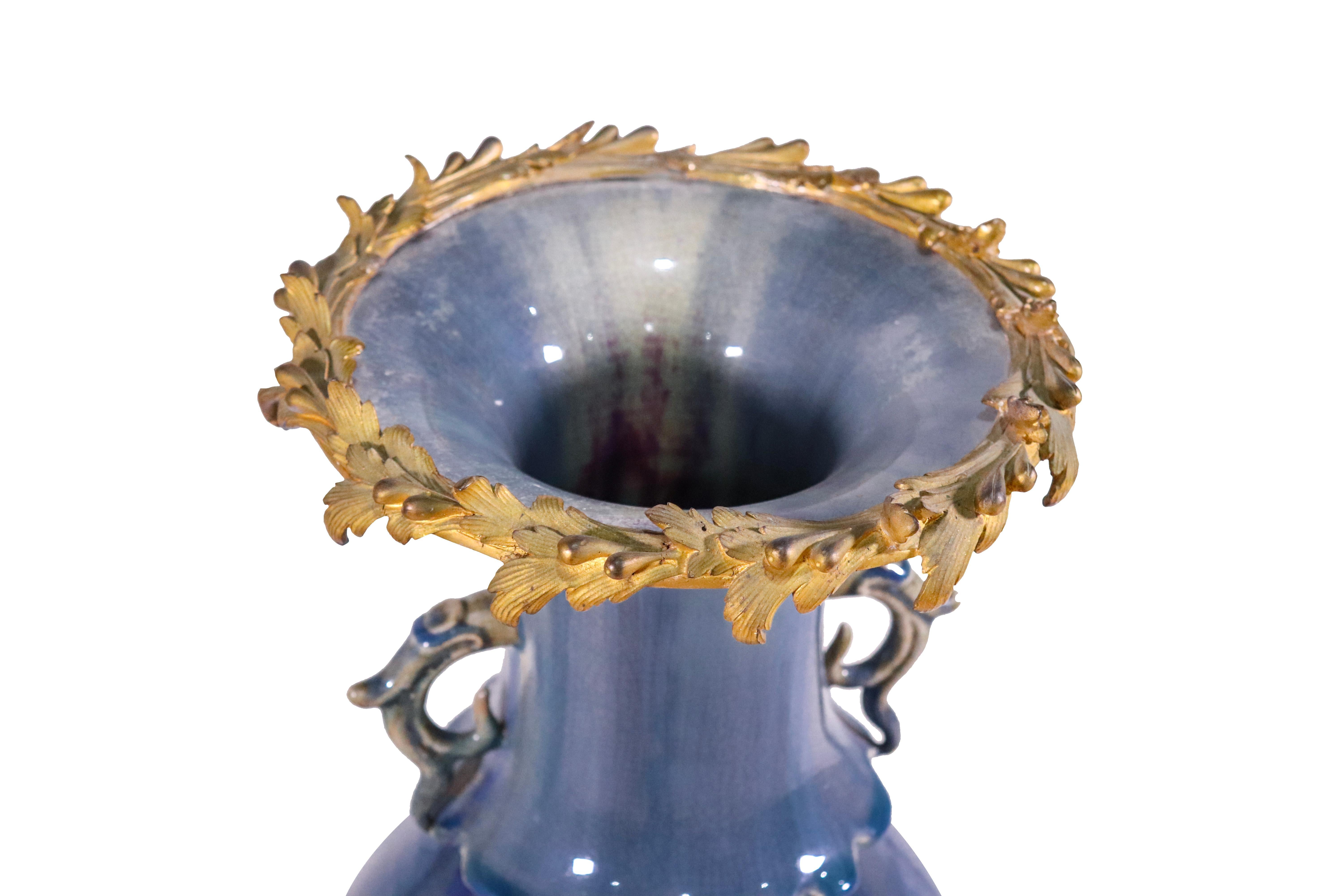 Paire de vases chinois en céramique émaillée bleue flambée avec montures en bronze doré français Bon état - En vente à Dubai, AE