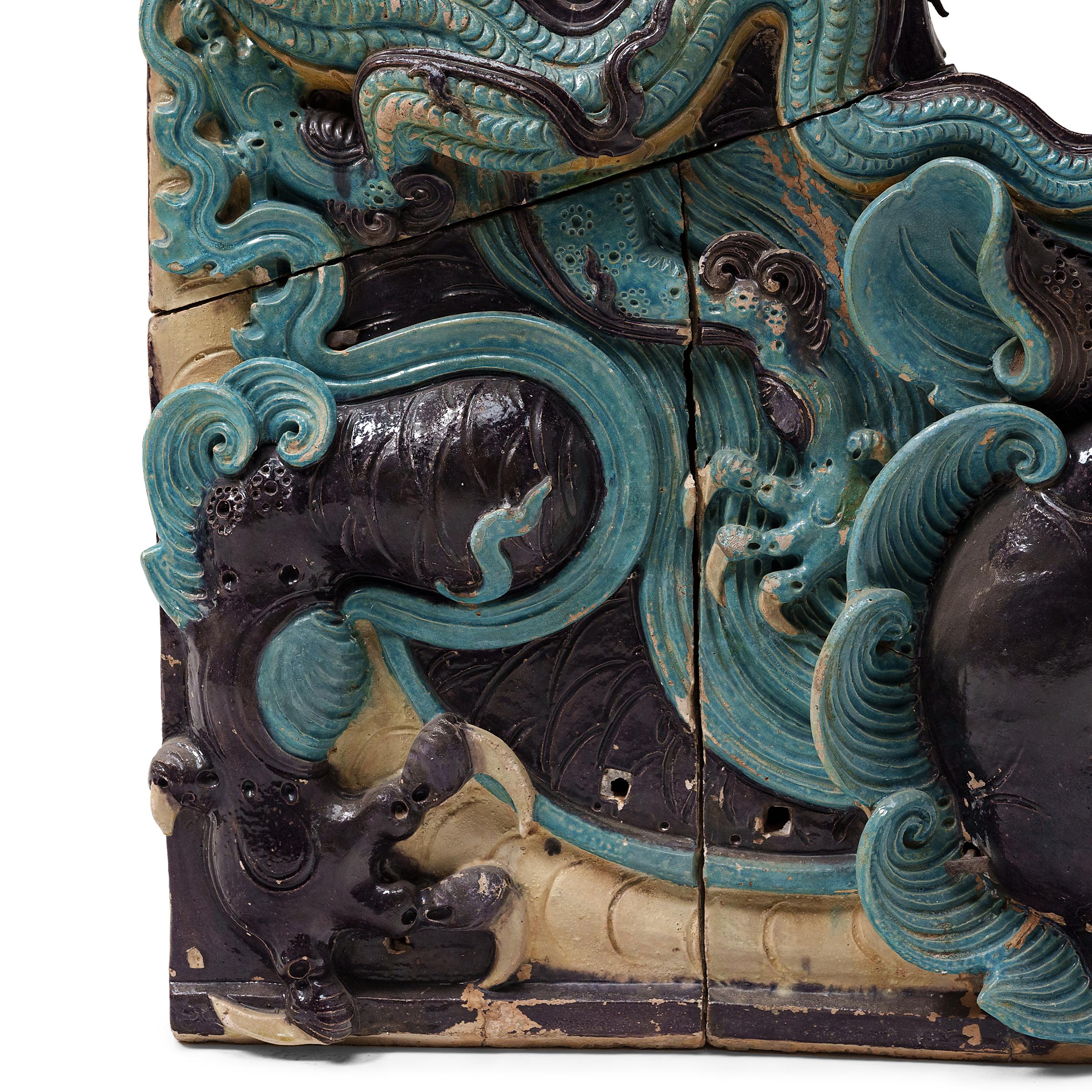 Paire de carreaux de sabre Chiwen émaillés bleus, vers 1750 en vente 2