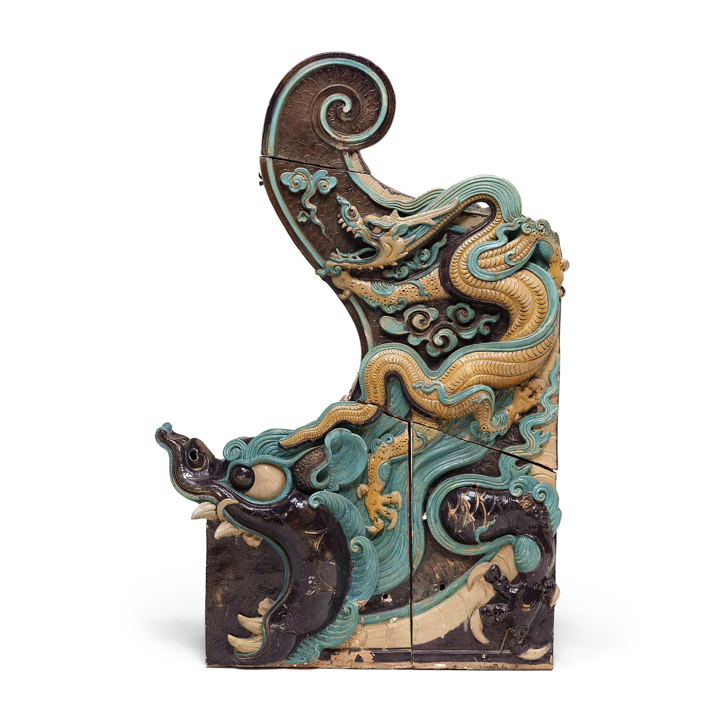Qing Paire de carreaux de sabre Chiwen émaillés bleus, vers 1750 en vente