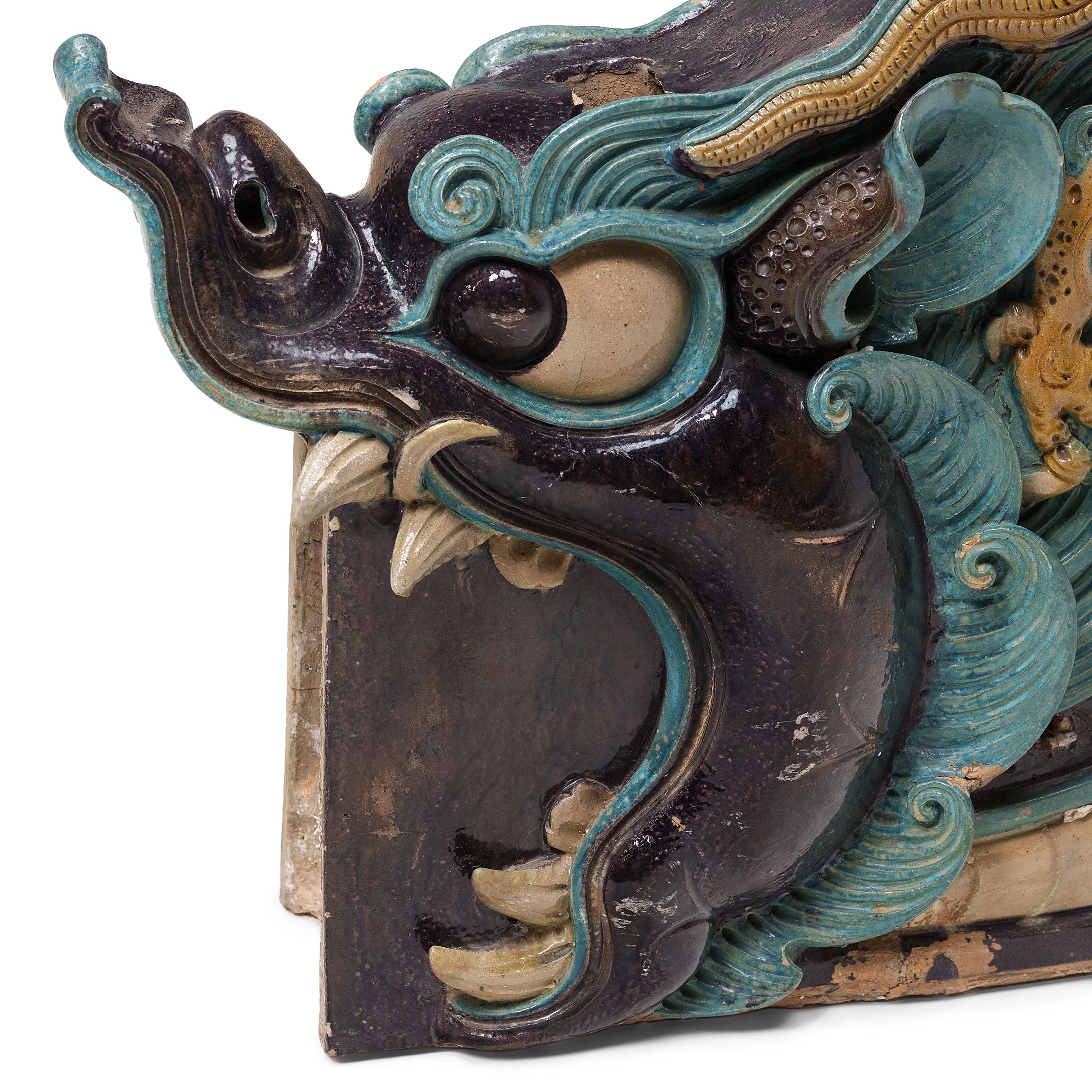 Paire de carreaux de sabre Chiwen émaillés bleus, vers 1750 Bon état - En vente à Chicago, IL