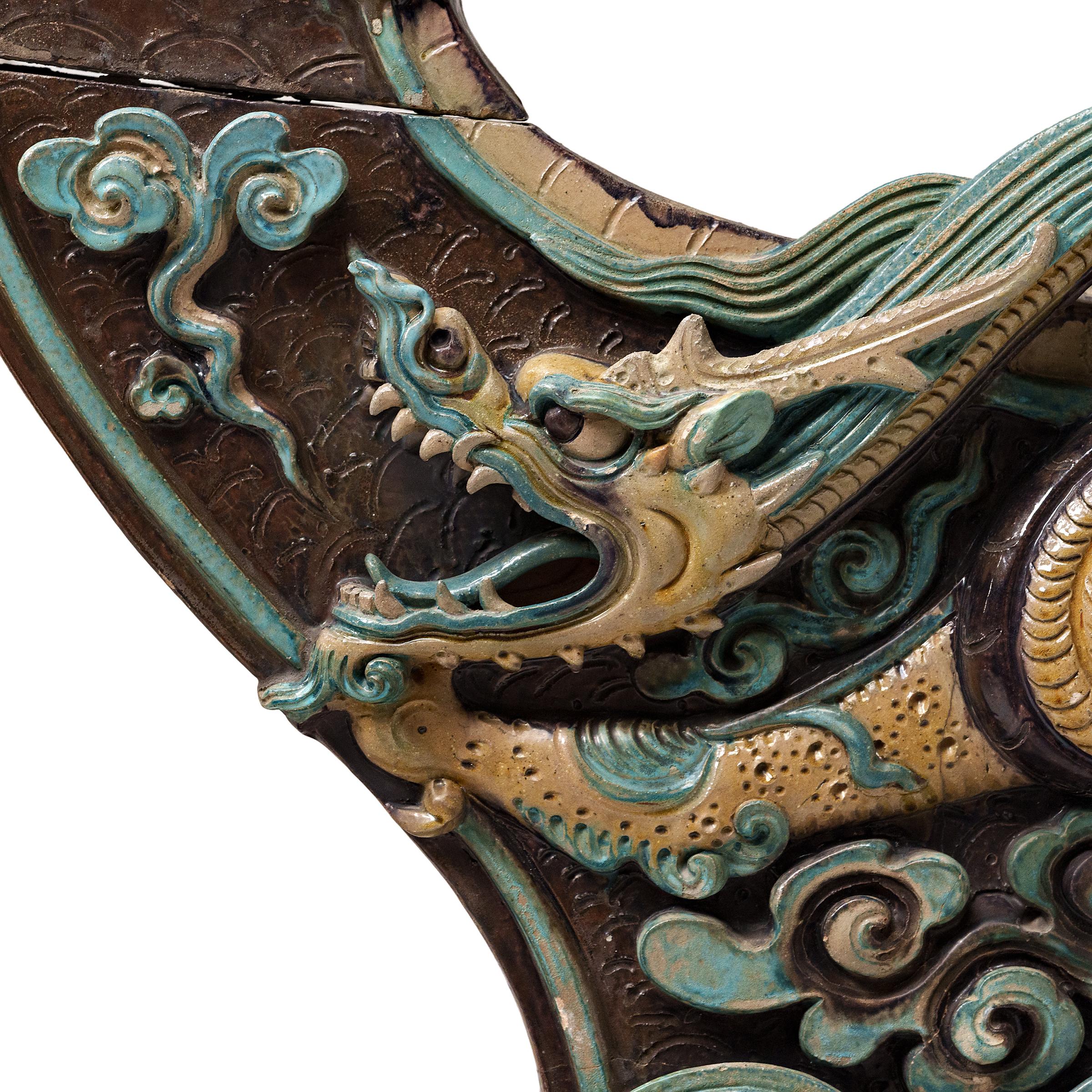 XVIIIe siècle et antérieur Paire de carreaux de sabre Chiwen émaillés bleus, vers 1750 en vente