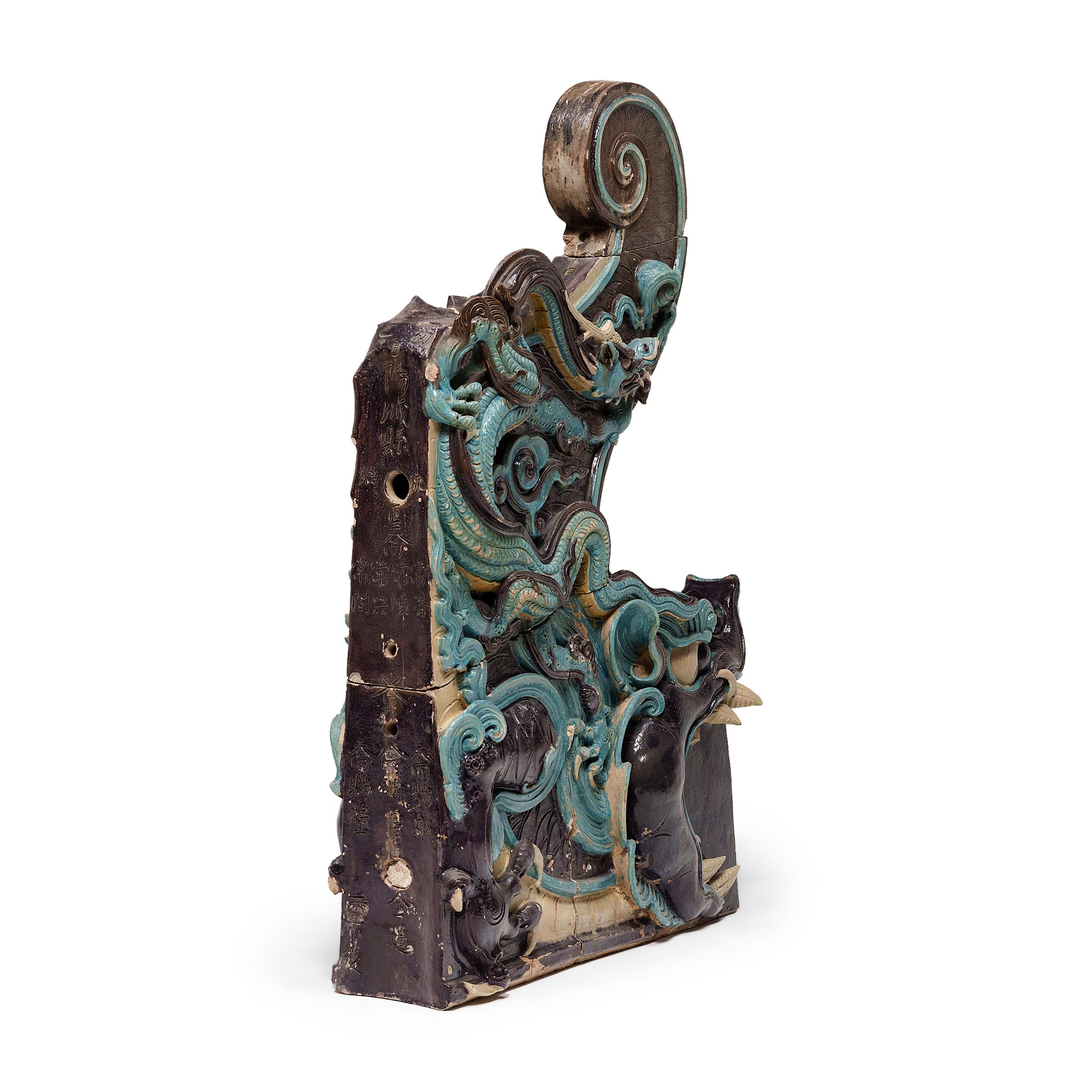 Poterie Paire de carreaux de sabre Chiwen émaillés bleus, vers 1750 en vente