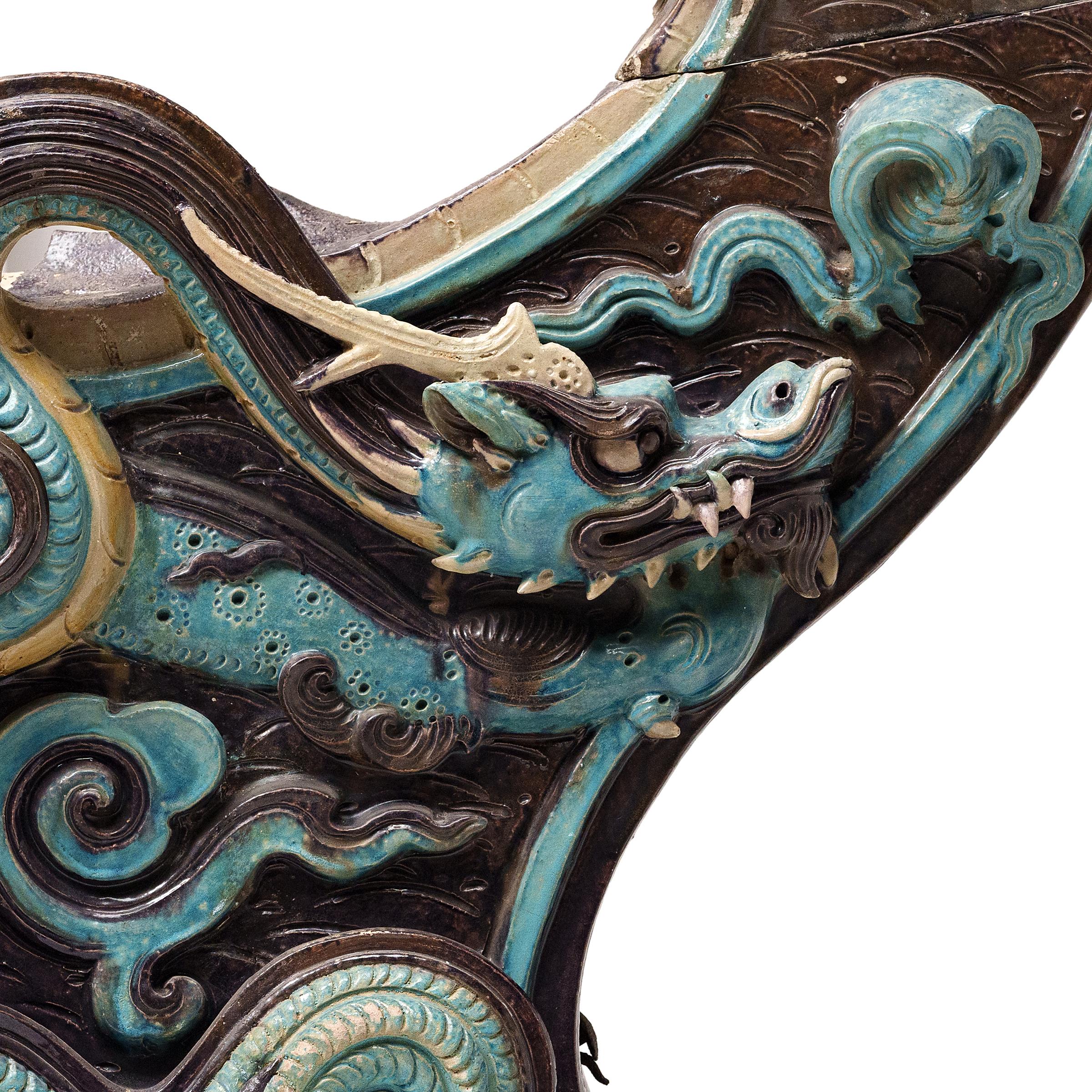 Paire de carreaux de sabre Chiwen émaillés bleus, vers 1750 en vente 1