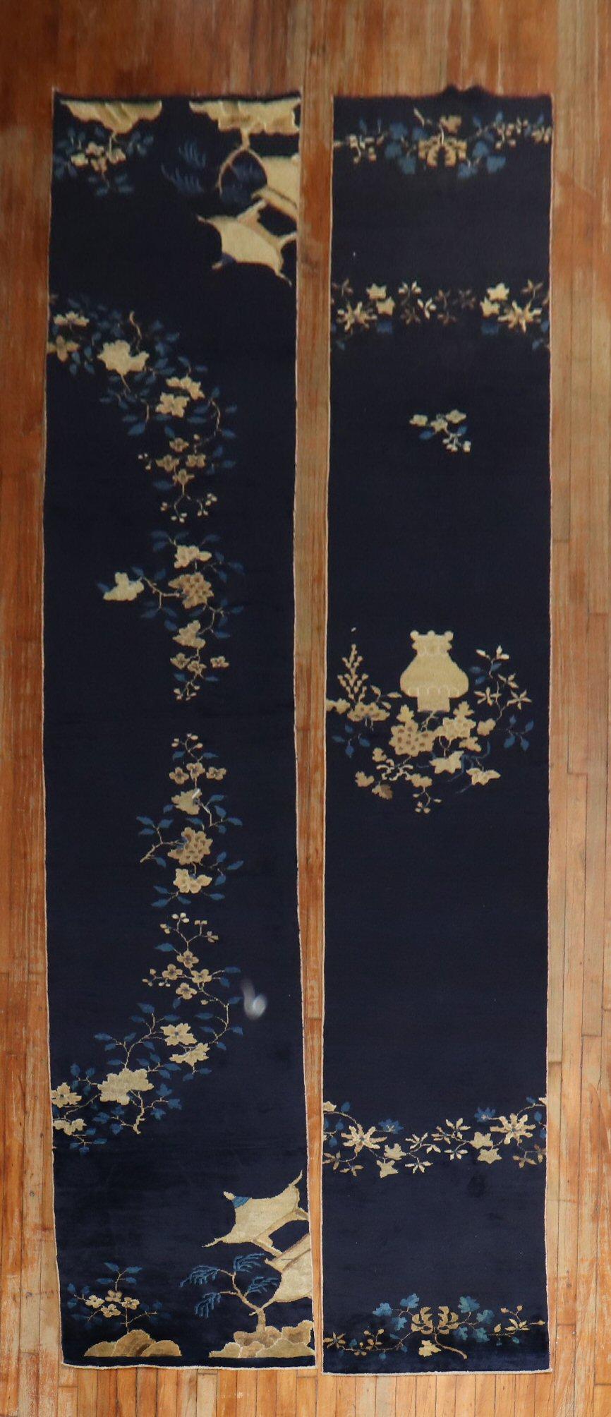 Romantique Paire de tapis de couloir chinois bleus de Pékin en vente