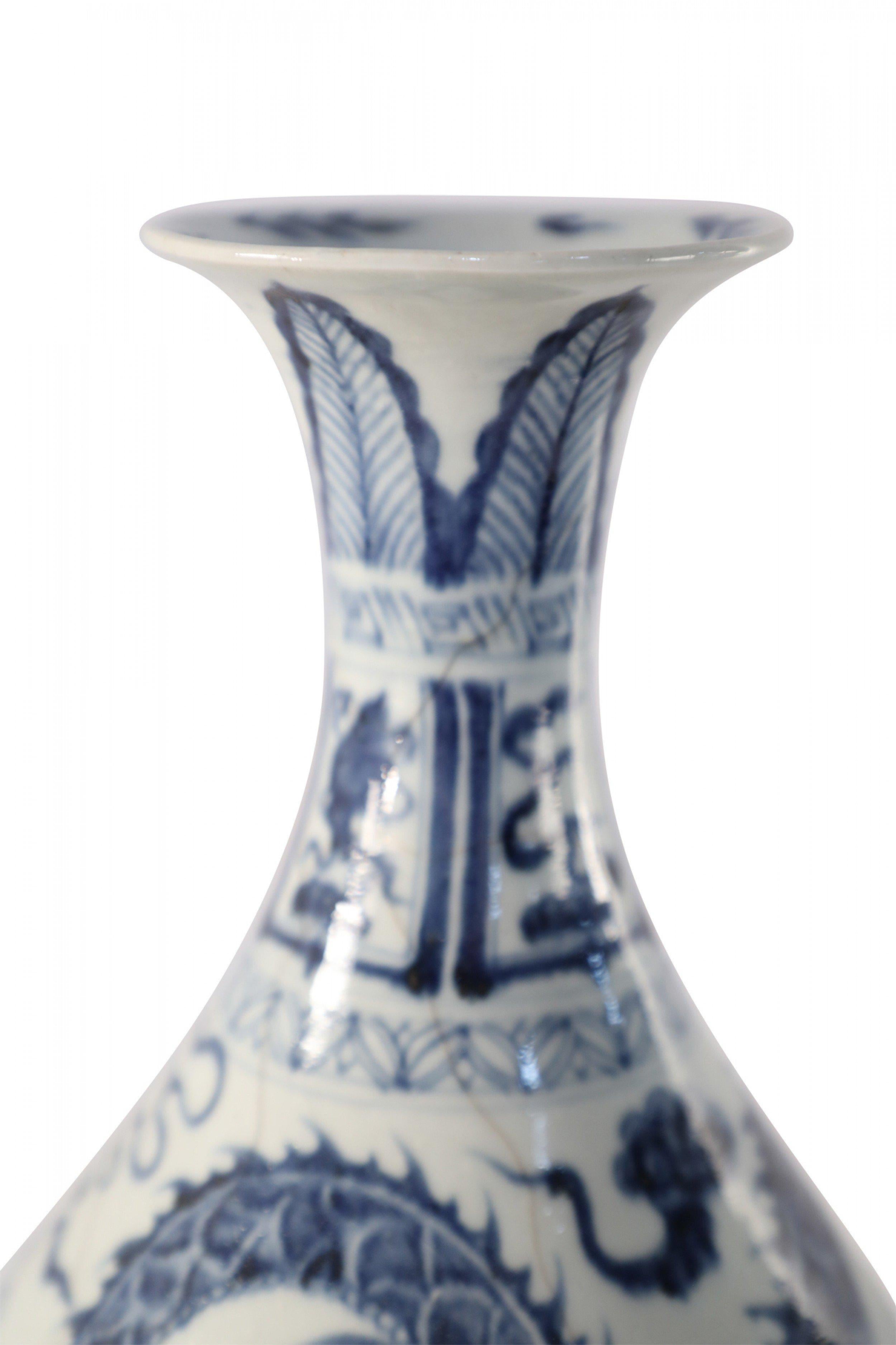 COPPIA di vasi cinesi in porcellana bianca e blu con forme di bottiglia a molla in vaso di giada  tradizionalmente presente nelle porcellane cinesi, un disegno di drago dipinto nello stile della dinastia Yuan, e screpolature.(marchio sul fondo)