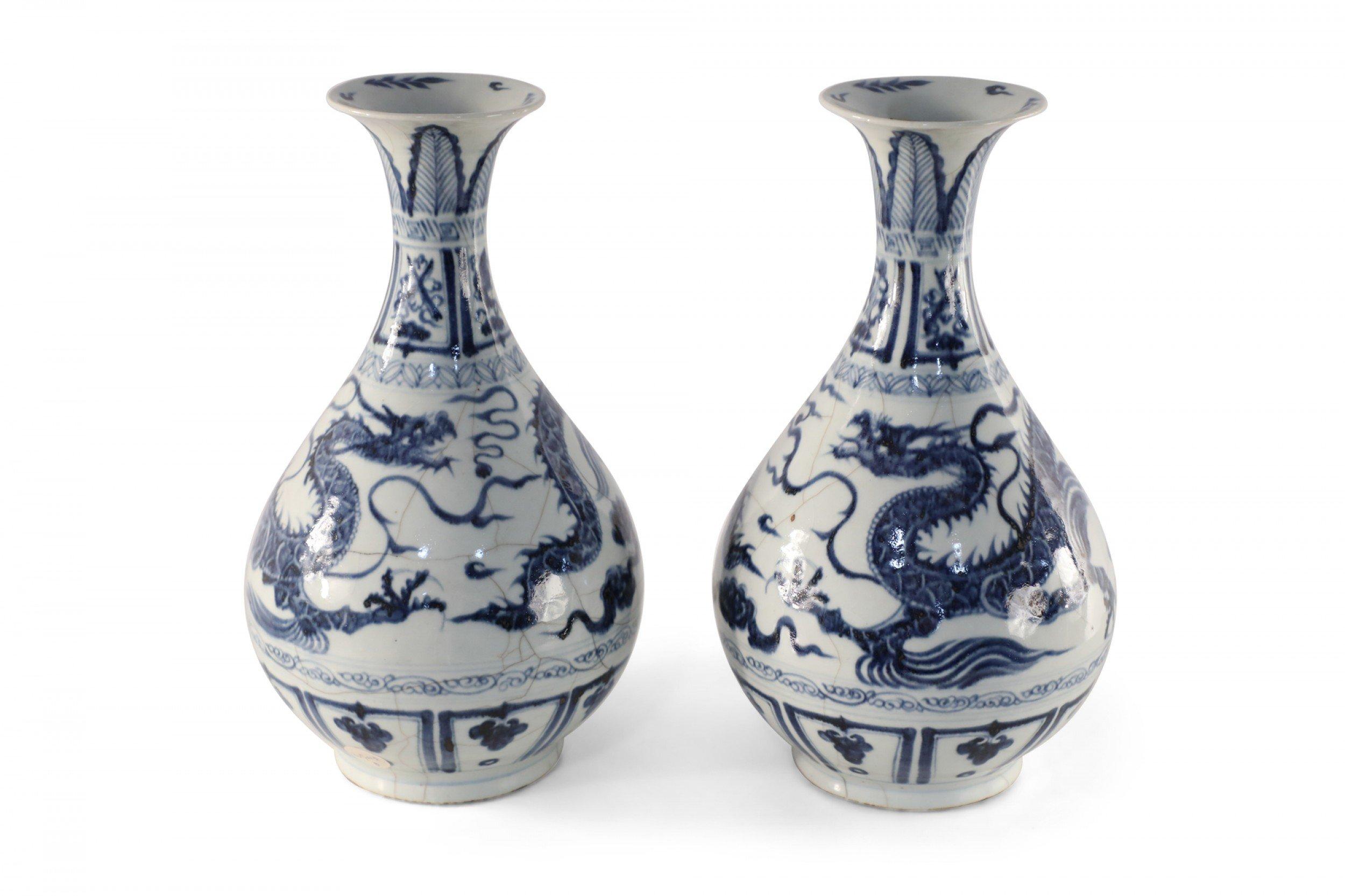Dipinto a mano Coppia di vasi in porcellana cinese blu e bianca con motivo a drago, vaso di giada e bottiglia di primavera in vendita