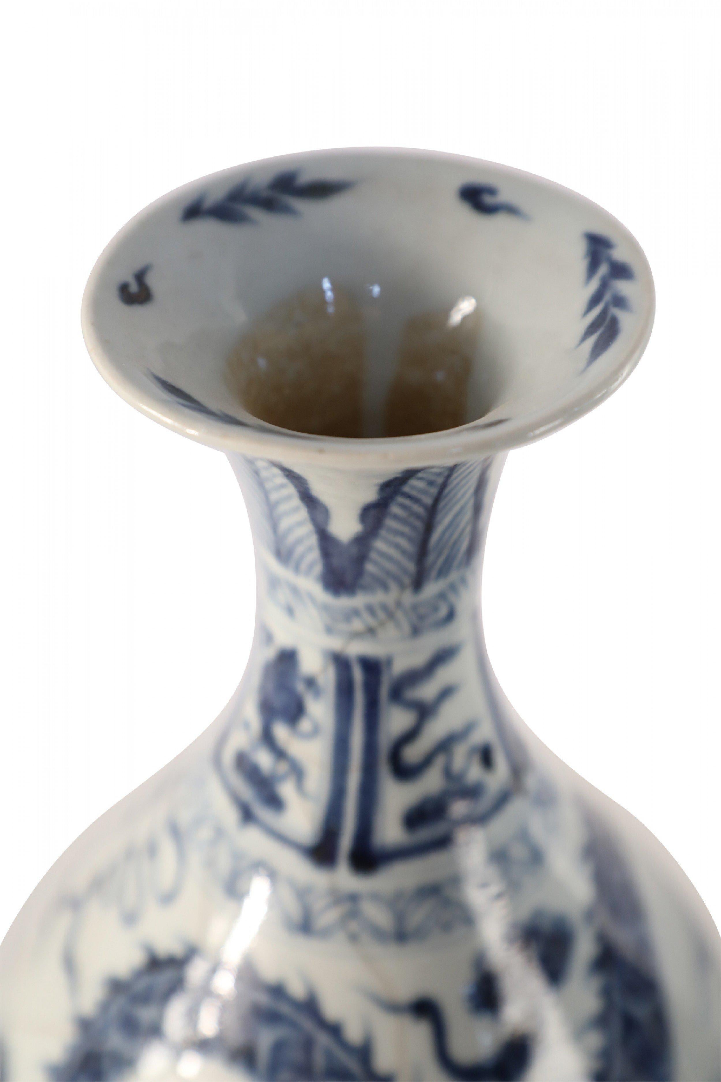 Coppia di vasi in porcellana cinese blu e bianca con motivo a drago, vaso di giada e bottiglia di primavera In condizioni buone in vendita a Queens, NY