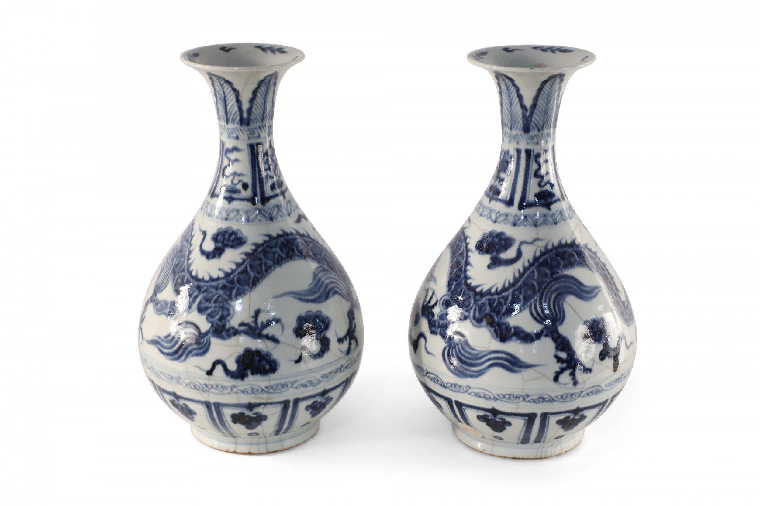 XX secolo Coppia di vasi in porcellana cinese blu e bianca con motivo a drago, vaso di giada e bottiglia di primavera in vendita