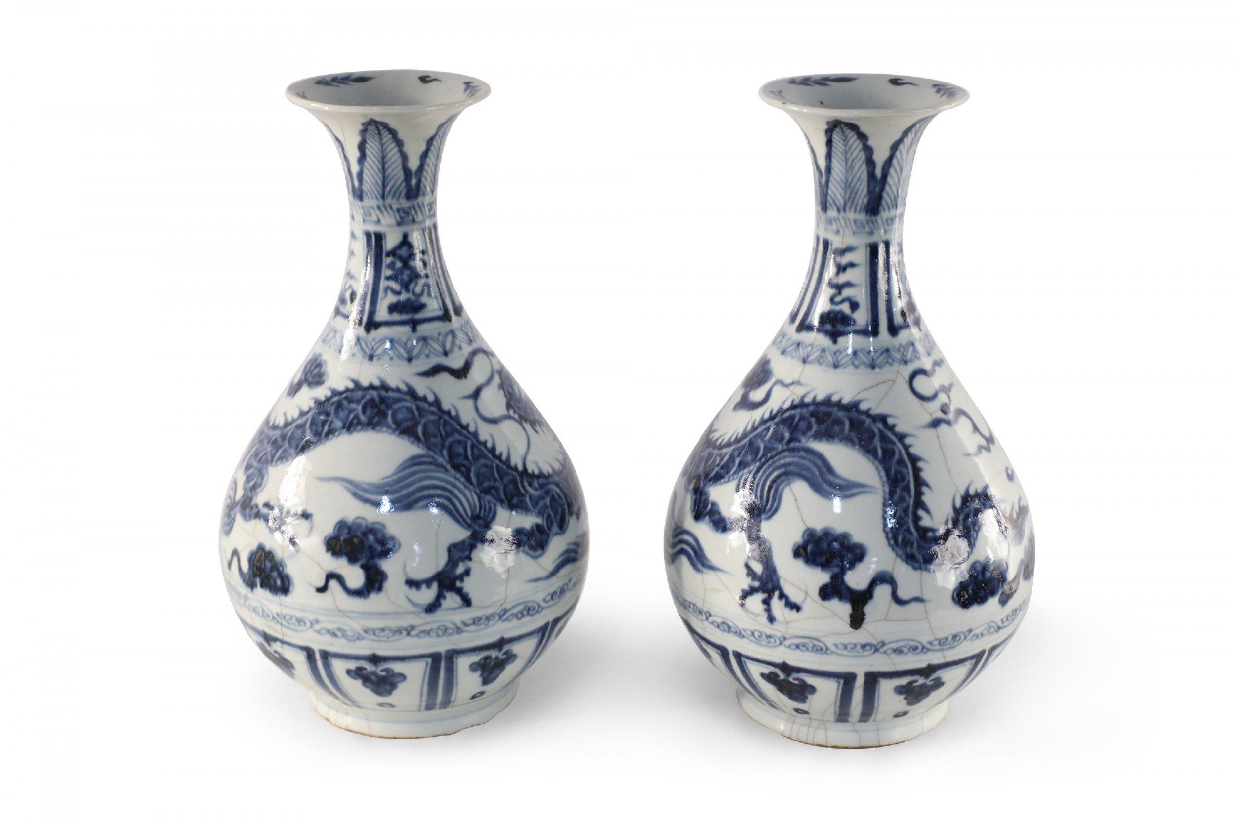 Porcellana Coppia di vasi in porcellana cinese blu e bianca con motivo a drago, vaso di giada e bottiglia di primavera in vendita