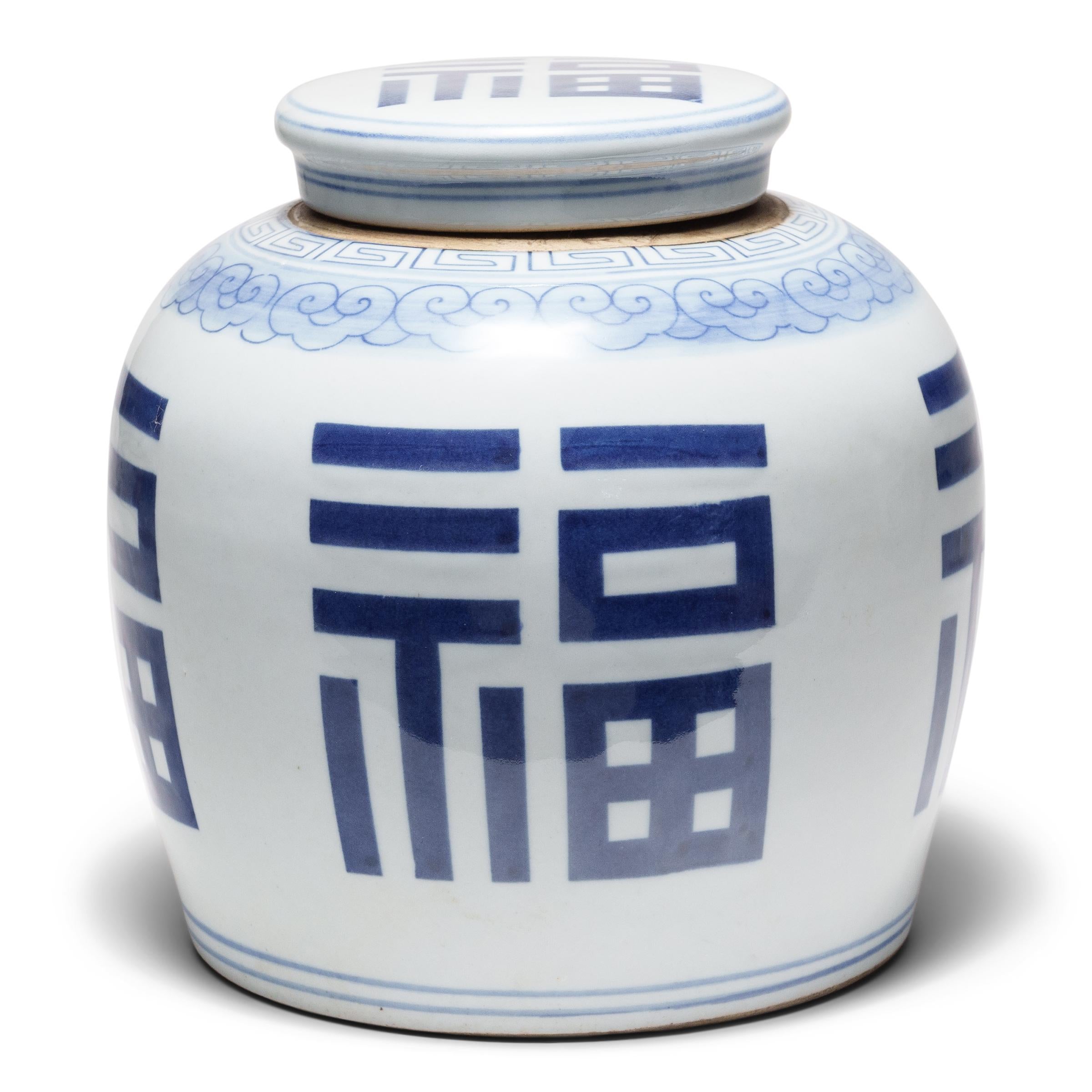 Questi barattoli rotondi in porcellana sono smaltati nel classico stile bianco e blu con un design di grande effetto e ad alto contrasto. Enfatizzando le qualità estetiche grafiche dei caratteri cinesi, i lati del vaso sono decorati con caratteri Fu
