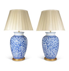 Par de lámparas de mesa de porcelana china azul y blanca del siglo XX
