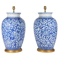 Par de lámparas de mesa de porcelana china azul y blanca del siglo XX
