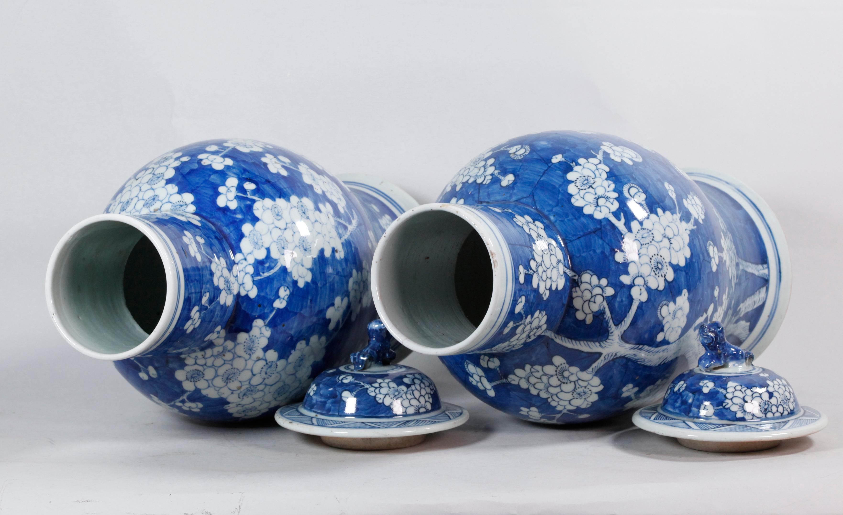 Chinois Paire de vases chinois à couvercle en porcelaine bleue et blanche, 19ème siècle en vente
