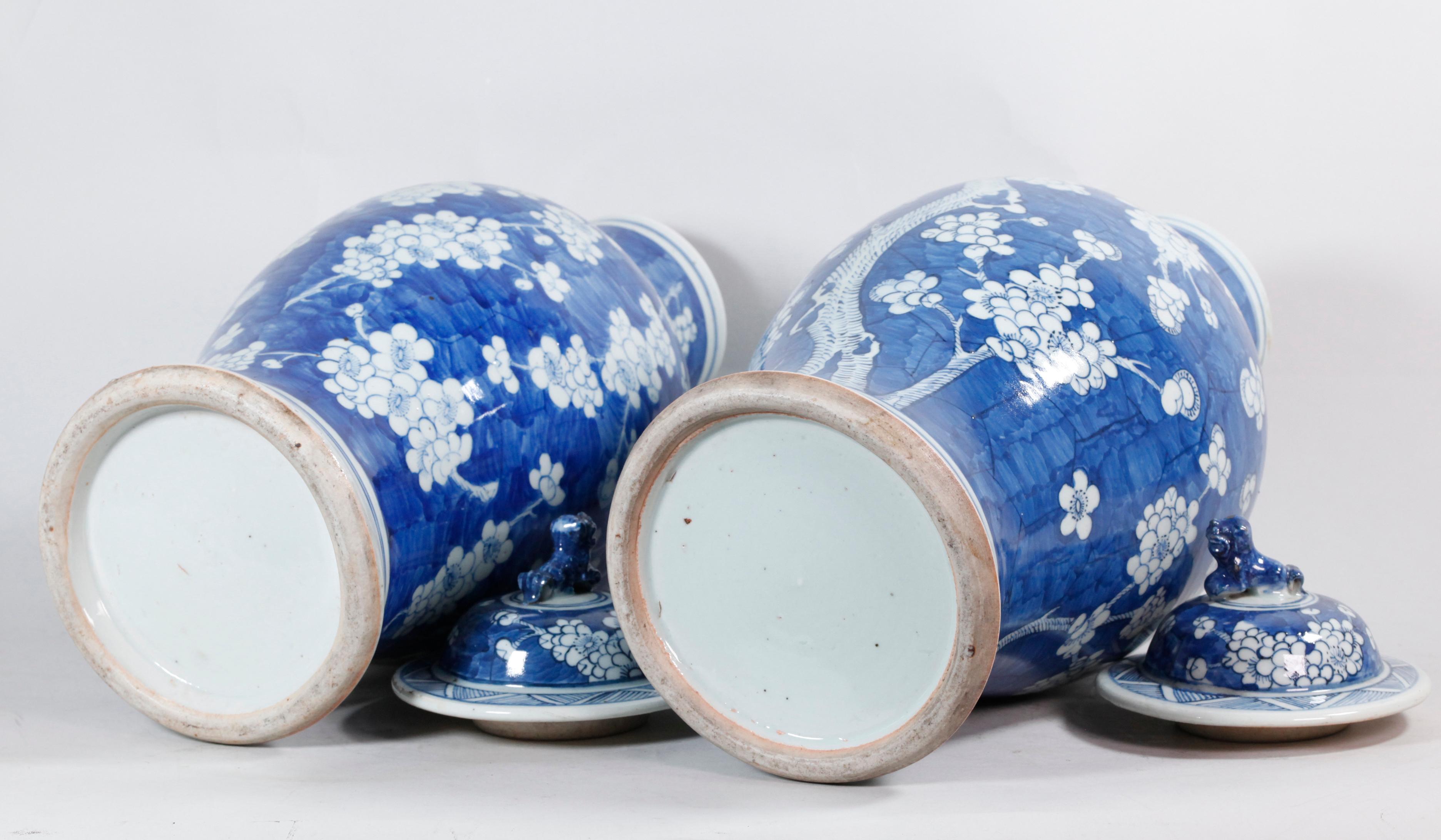 Paire de vases chinois à couvercle en porcelaine bleue et blanche, 19ème siècle Bon état - En vente à New York, NY