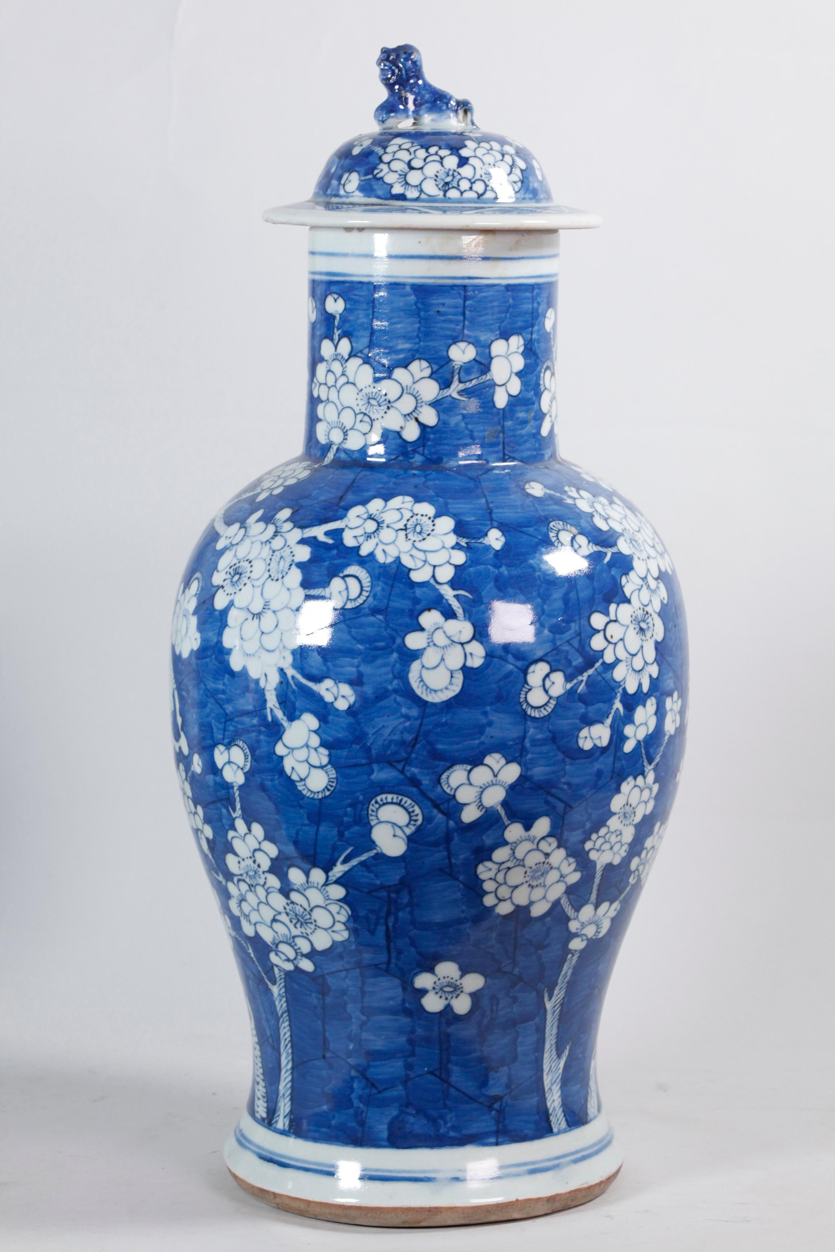 XIXe siècle Paire de vases chinois à couvercle en porcelaine bleue et blanche, 19ème siècle en vente