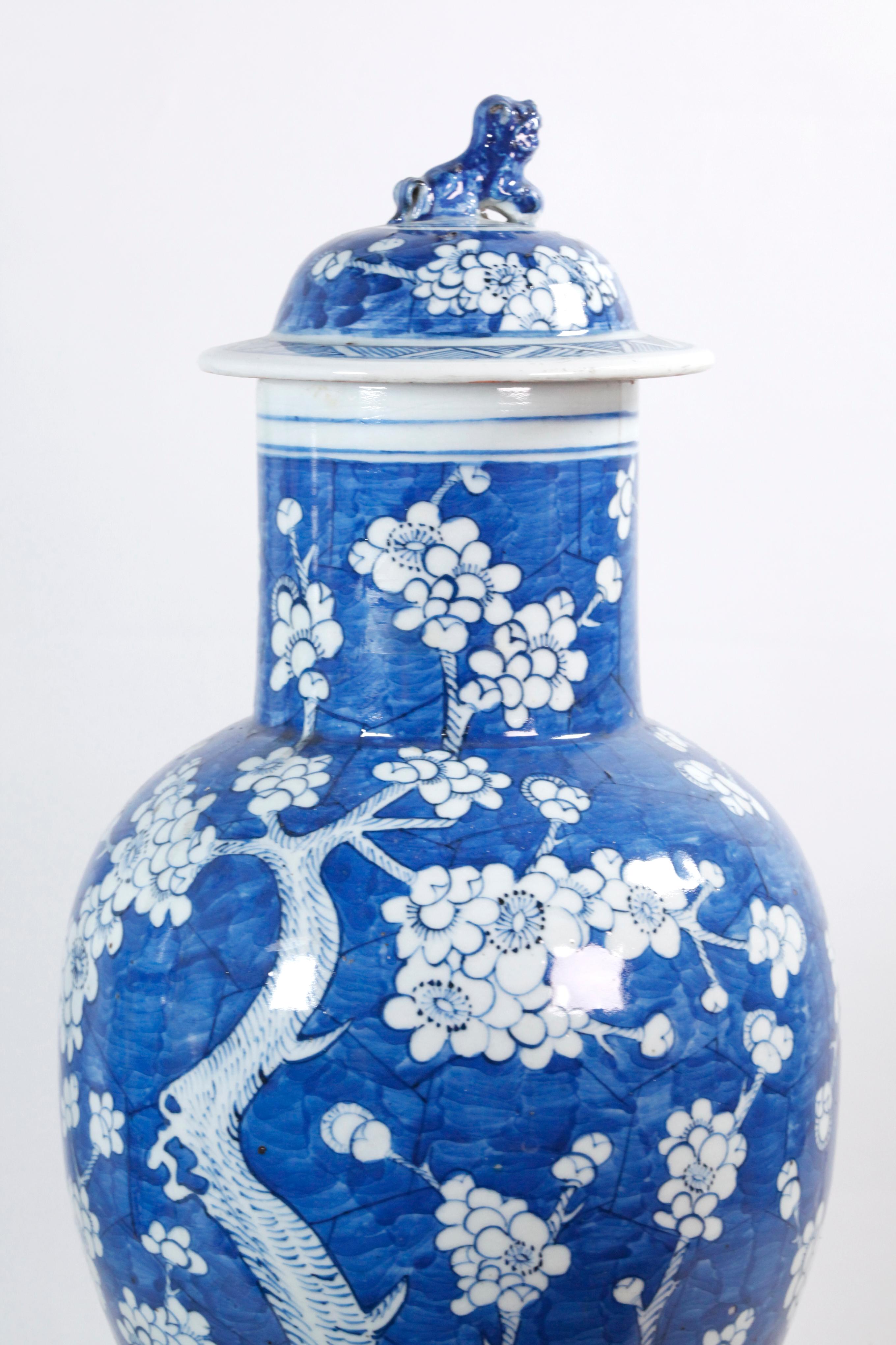 Porcelaine Paire de vases chinois à couvercle en porcelaine bleue et blanche, 19ème siècle en vente