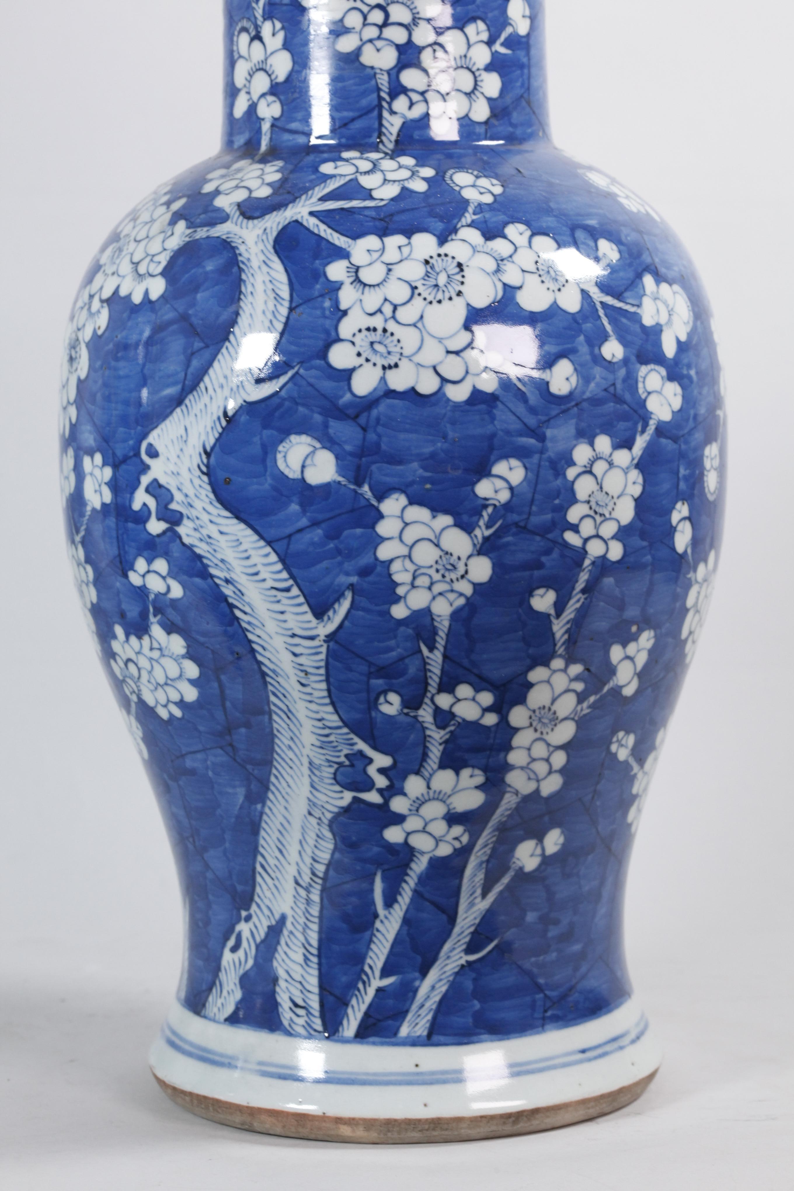 Paire de vases chinois à couvercle en porcelaine bleue et blanche, 19ème siècle en vente 1
