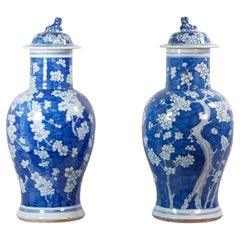 Paire de vases chinois à couvercle en porcelaine bleue et blanche, 19ème siècle