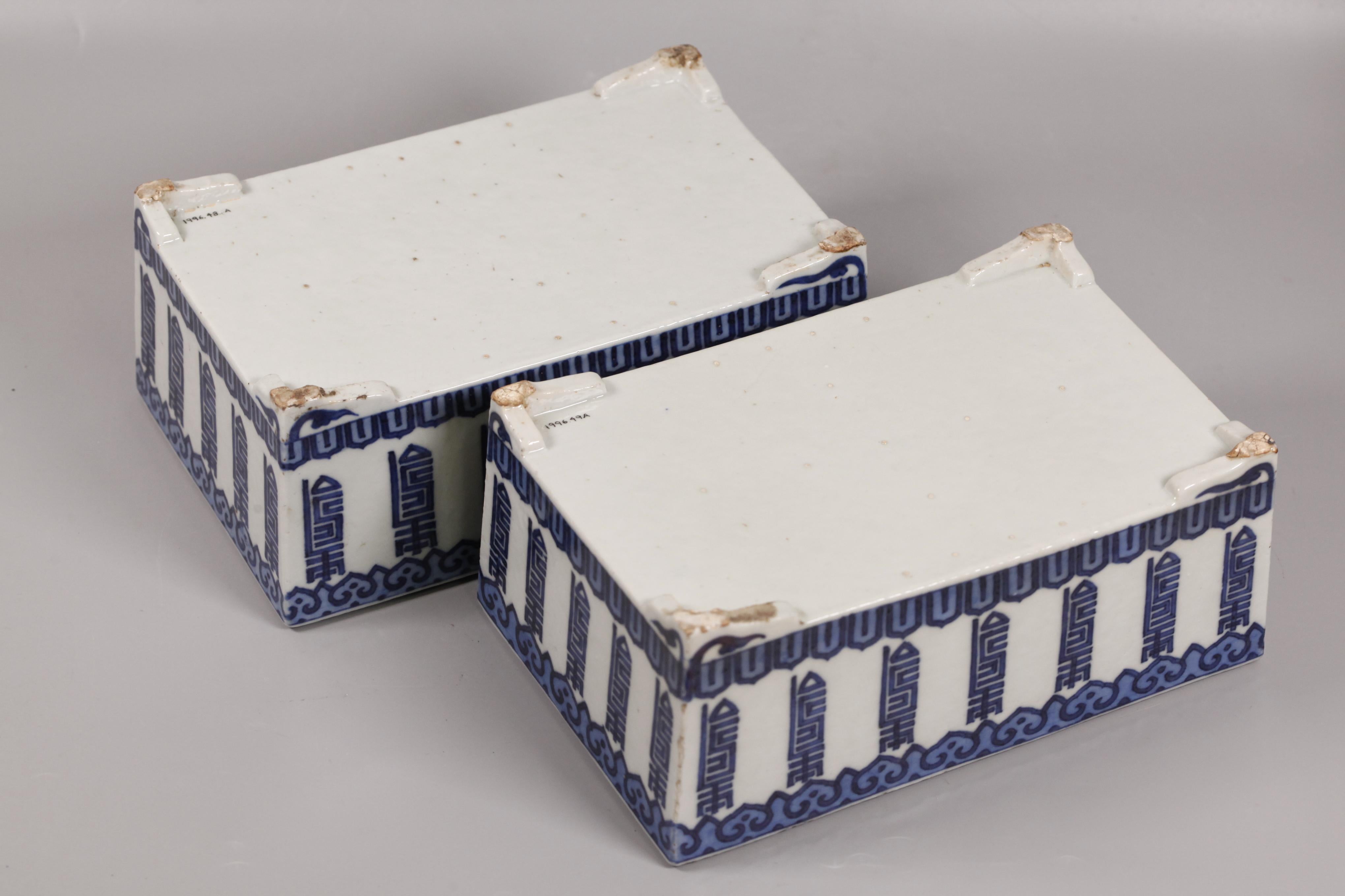 pair of Chinese blue & white porcelain planters, 18th c. In Good Condition For Sale In New York, NY