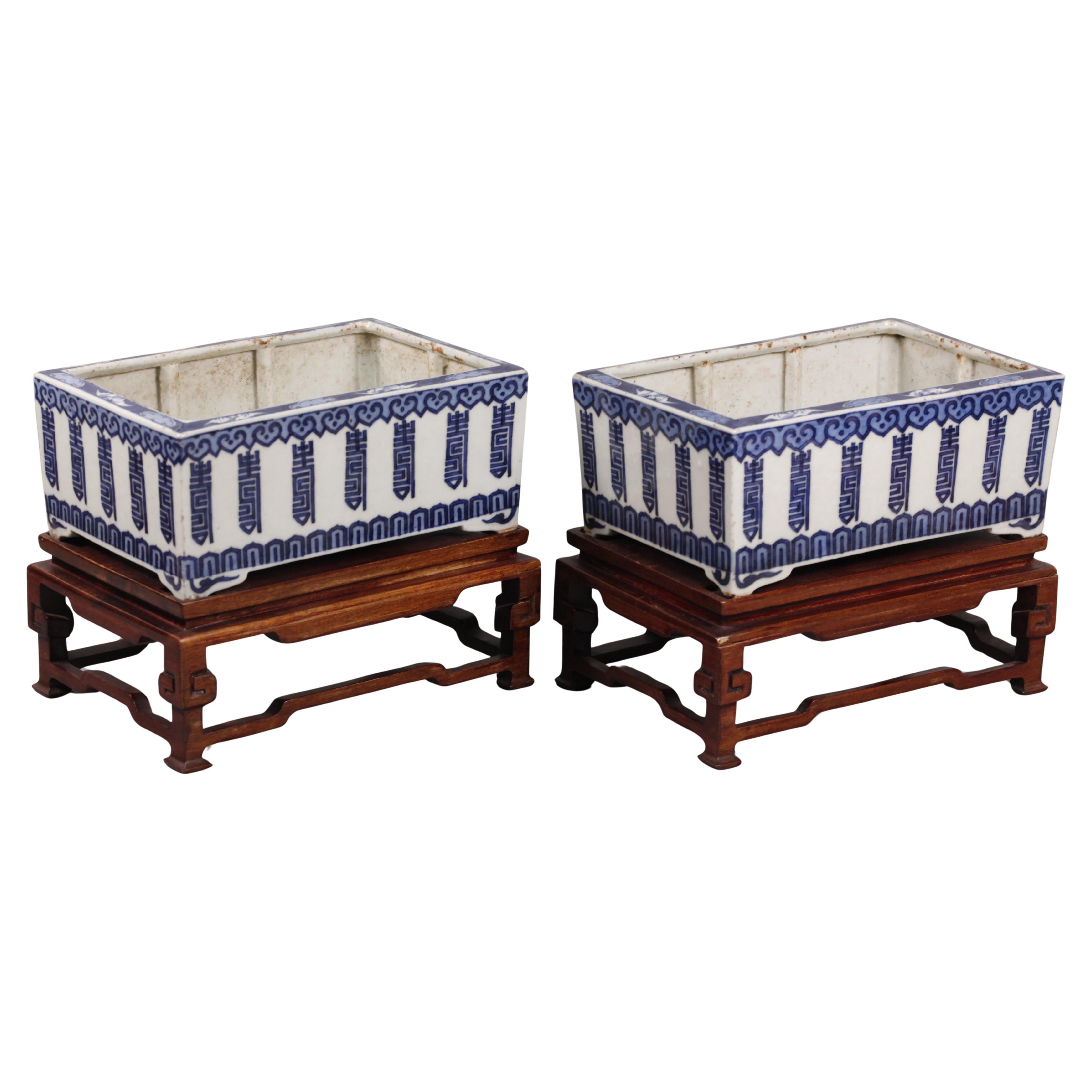 Pareja de maceteros chinos de porcelana azul y blanca, s. XVIII