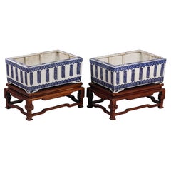 Pareja de maceteros chinos de porcelana azul y blanca, s. XVIII