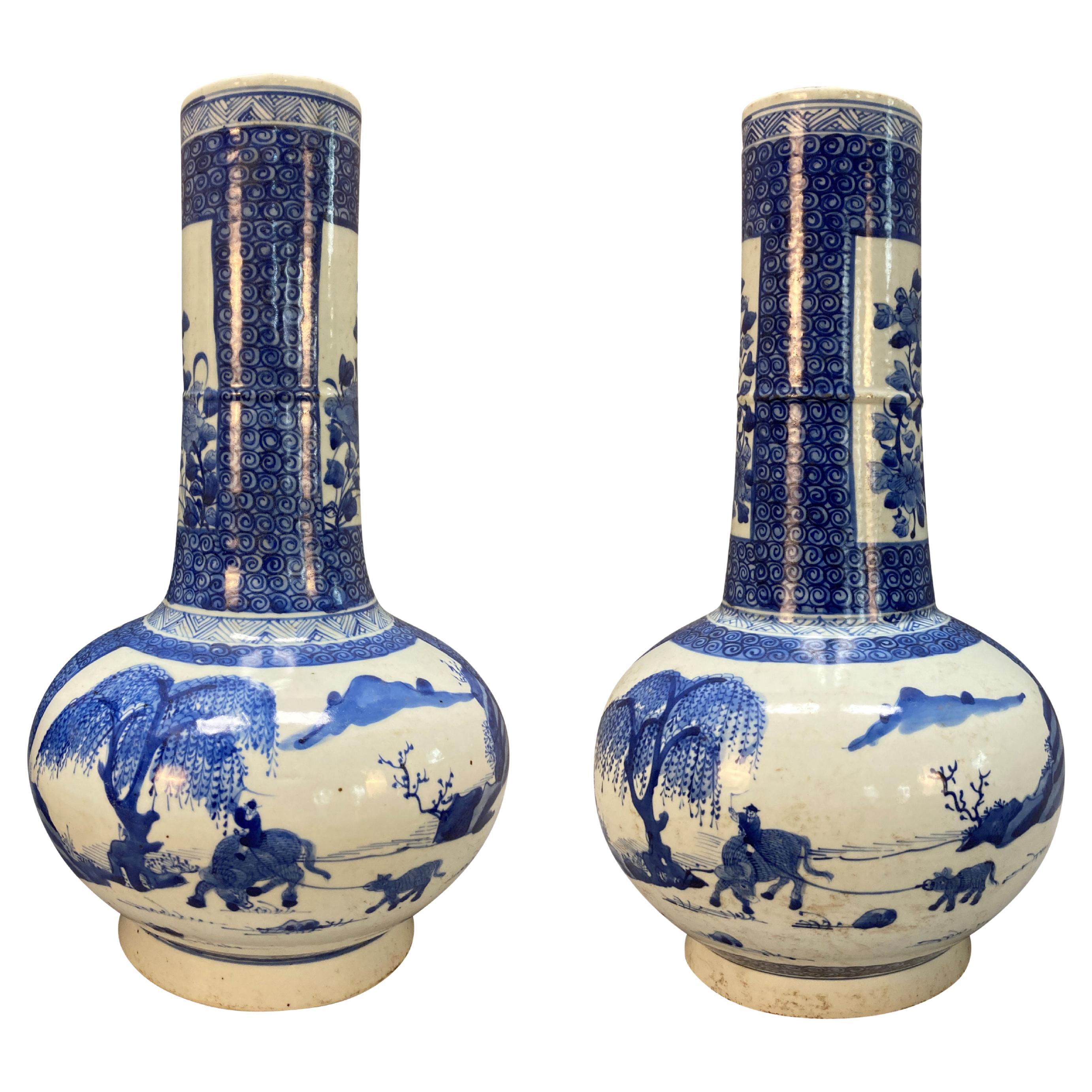 Paire de vases en porcelaine chinoise bleue et blanche