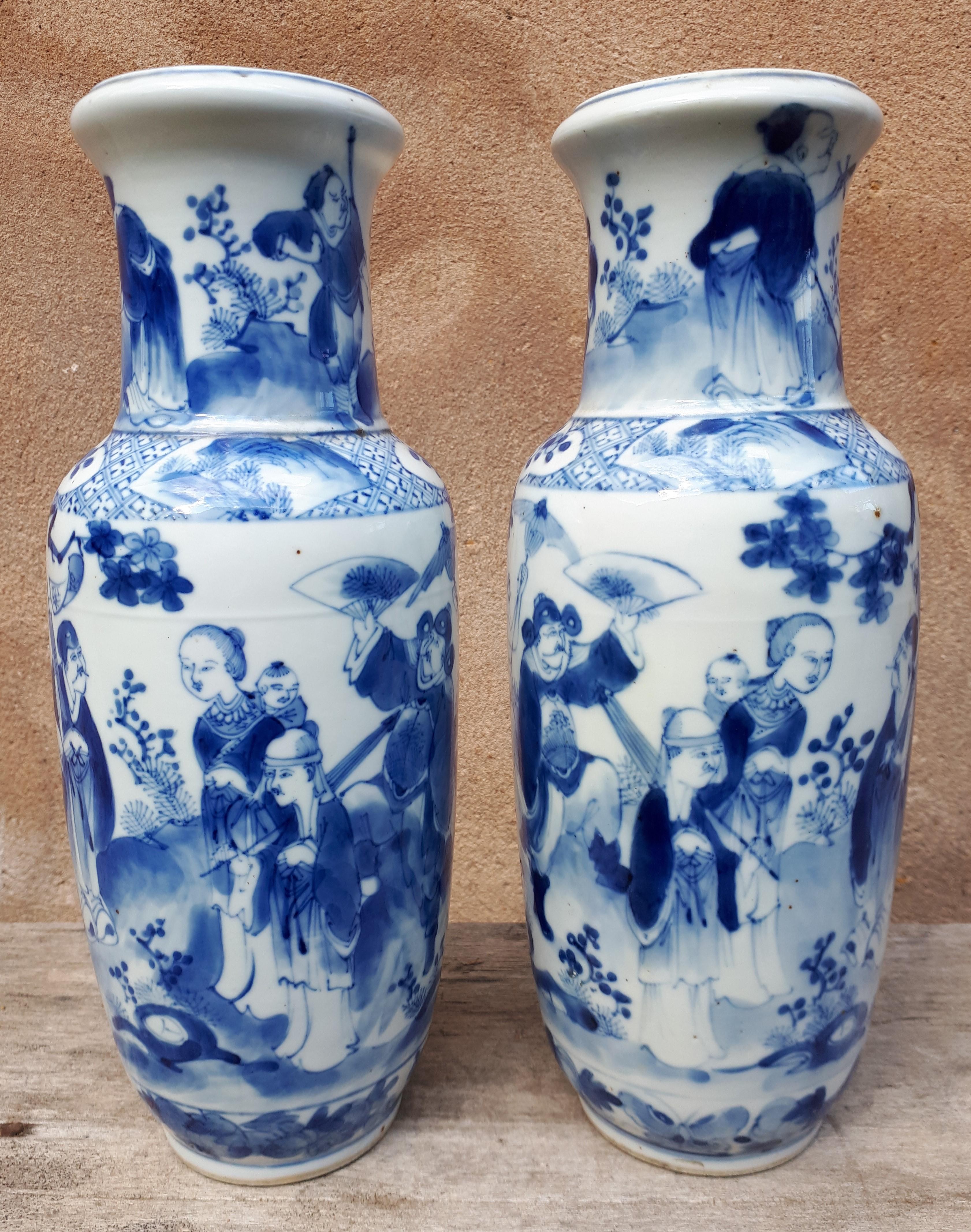 Paire de vases en porcelaine à décor miroir de personnages dans un jardin.
Très bon état.
Marque Xuande sous chaque base.
Chine du XIXe siècle.