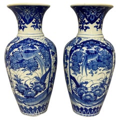 Paar chinesische blau-weie Balustervasen des 19. Jahrhunderts