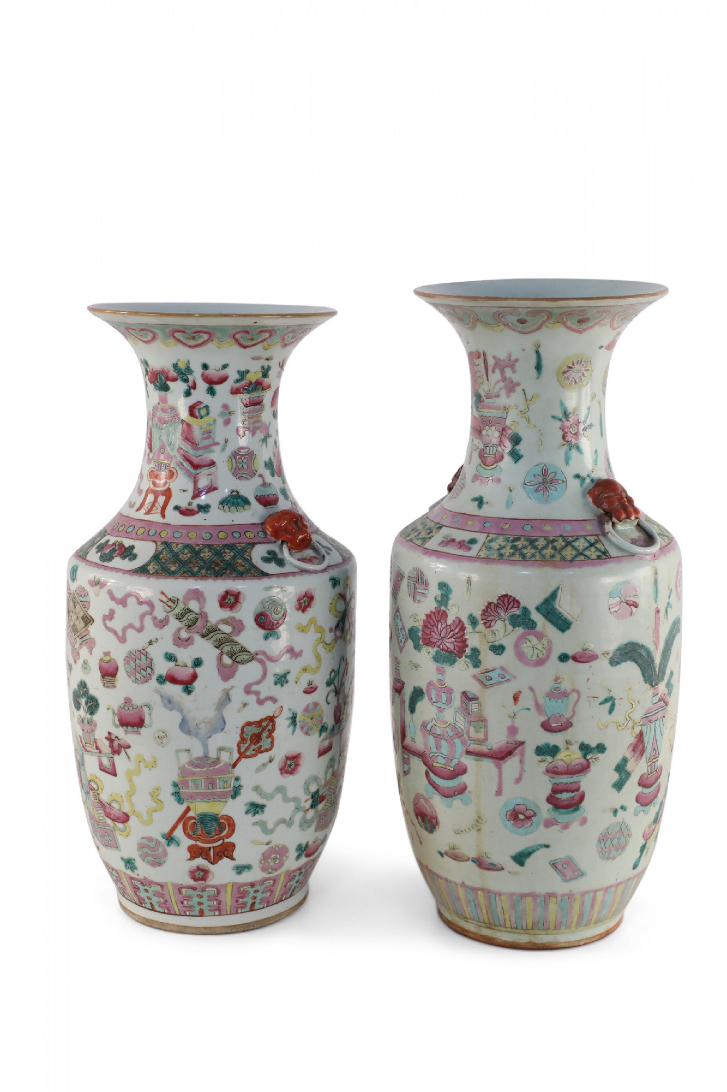 Paar chinesische Porzellanvasen mit Bogu-Muster (Chinesischer Export) im Angebot