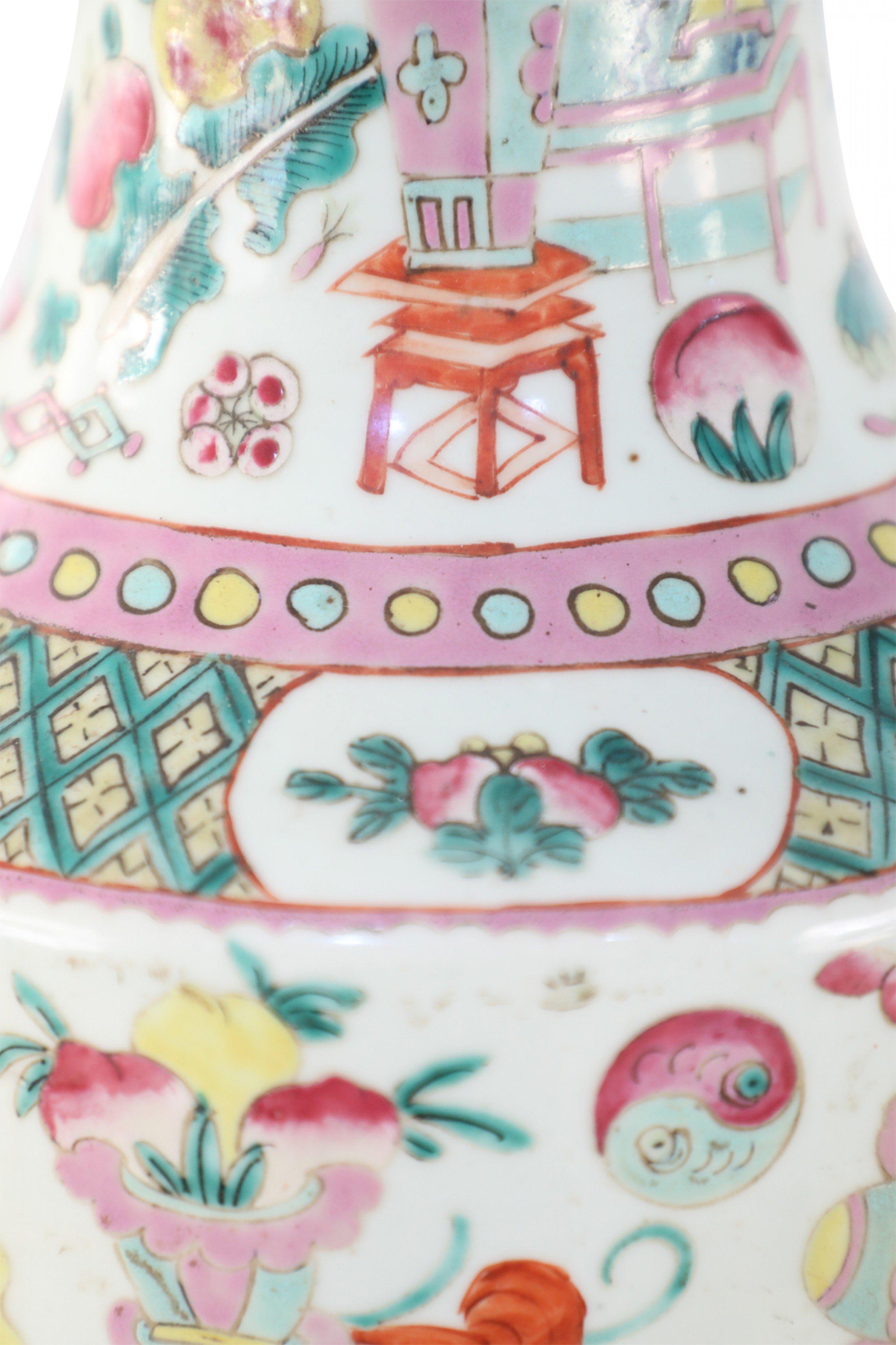 Paar chinesische Porzellanvasen mit Bogu-Muster (Chinesisch) im Angebot