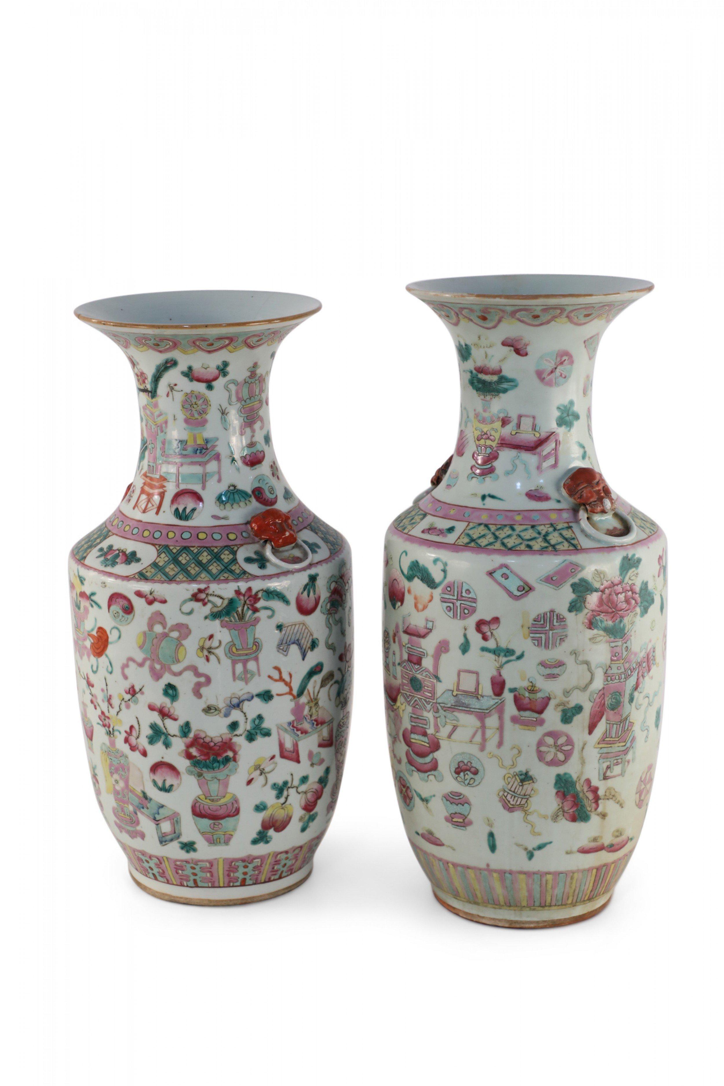 Pair of Chinese Bogu Pattern Lobed Porcelain Vases In Good Condition For Sale In New York, NY