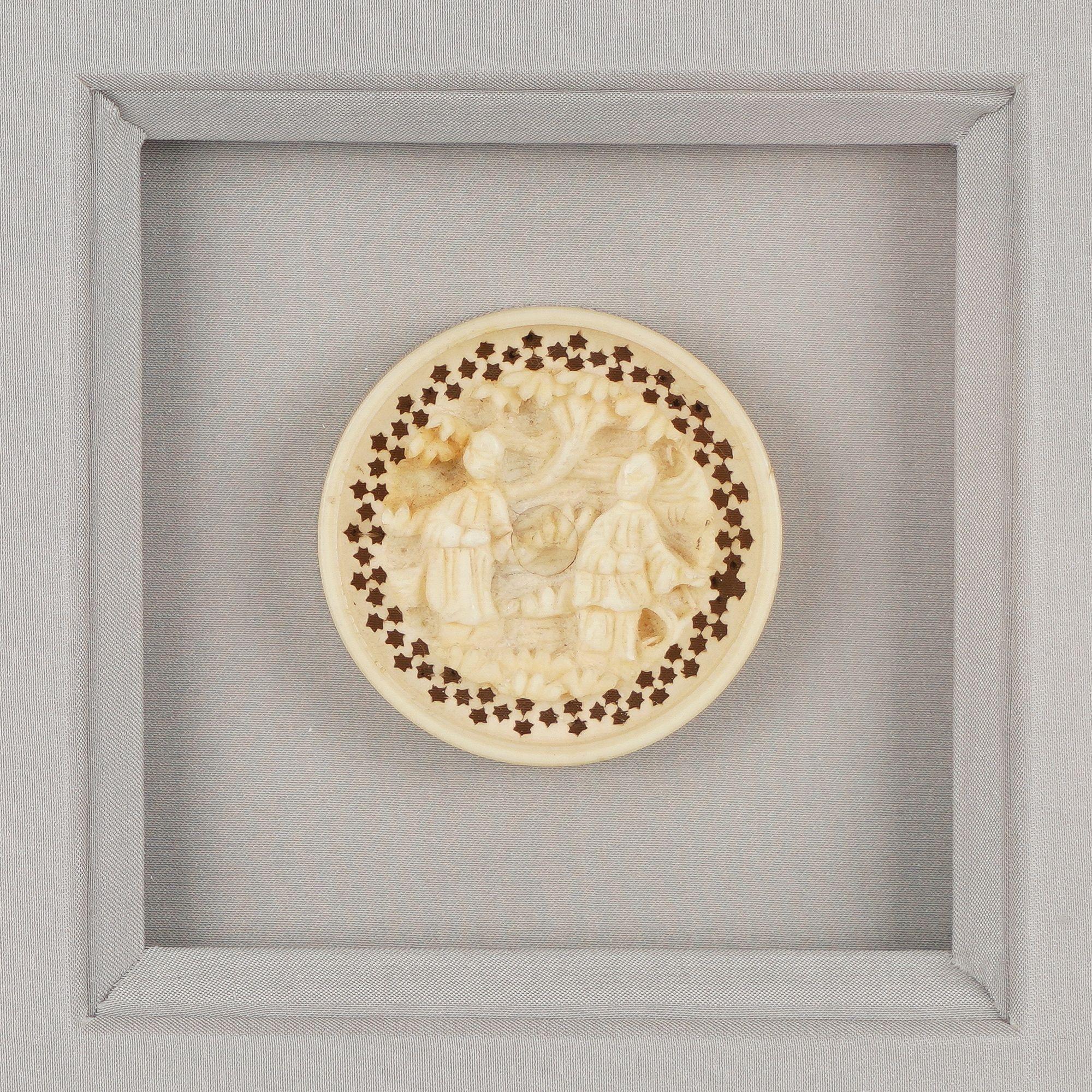 Paar chinesische Spielfiguren aus Knochen, um 1820 (Chinesisch) im Angebot