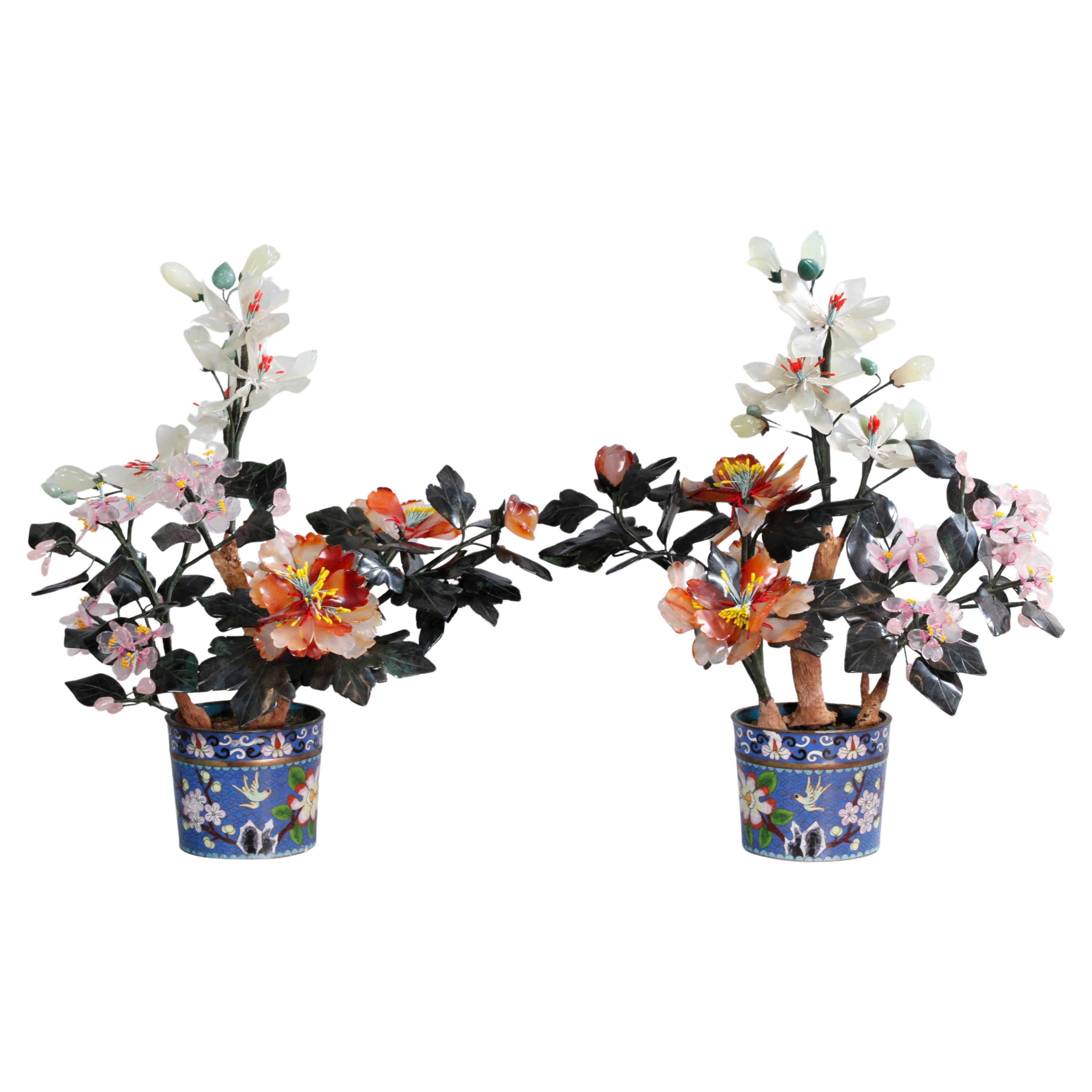 Pareja de bonsáis chinos con flores de jade y piedra, cada uno en una maceta de cloisonné