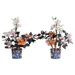 Pareja de bonsáis chinos con flores de jade y piedra, cada uno en una maceta de cloisonné