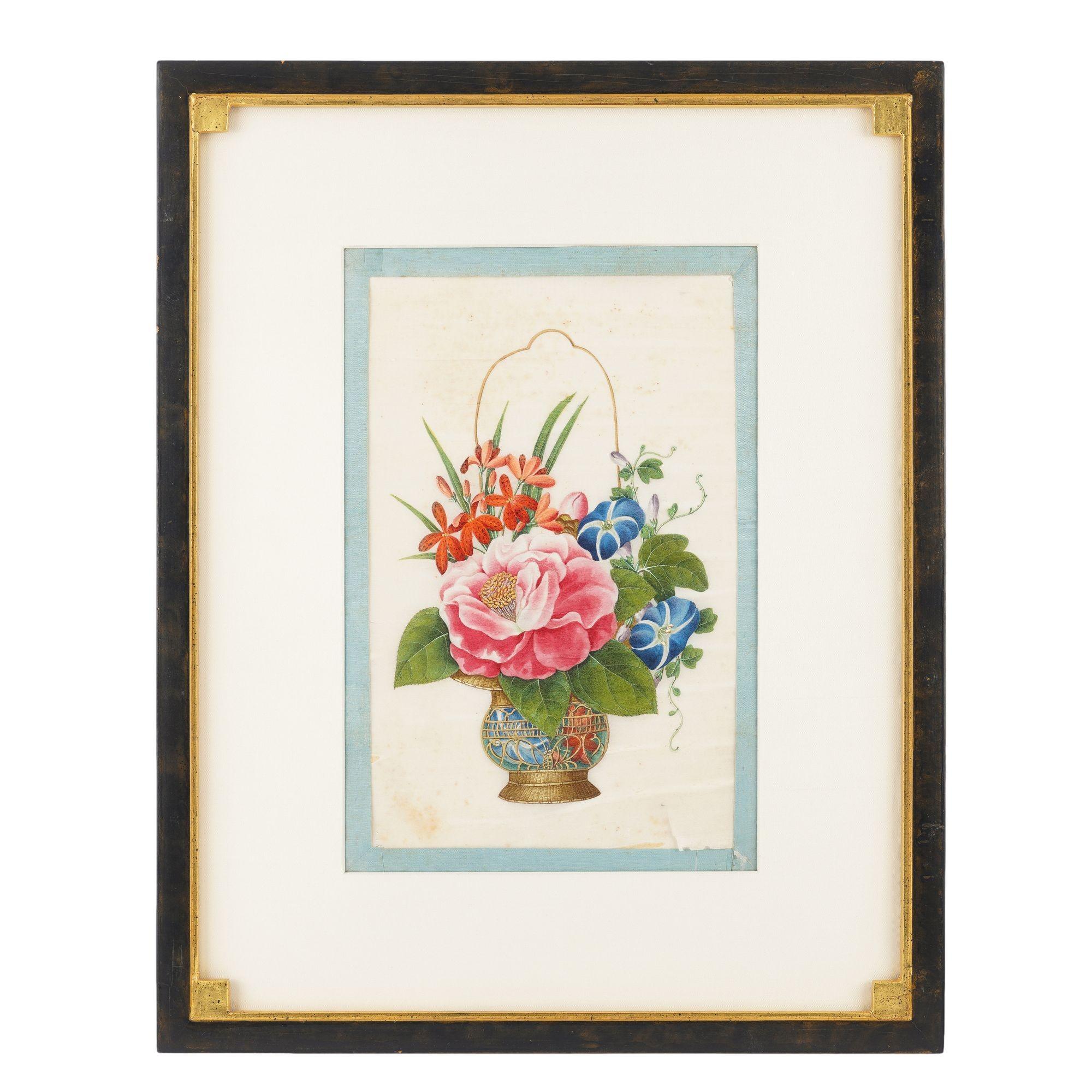 Dipinto botanico cinese d'esportazione su carta pith (riso) incentrato su un cesto elaborato con un bouquet di fiori misti. Di solito venivano dipinti in gruppi di 12 come parte di un album di nature morte floreali o di guazzi scenici, realizzati