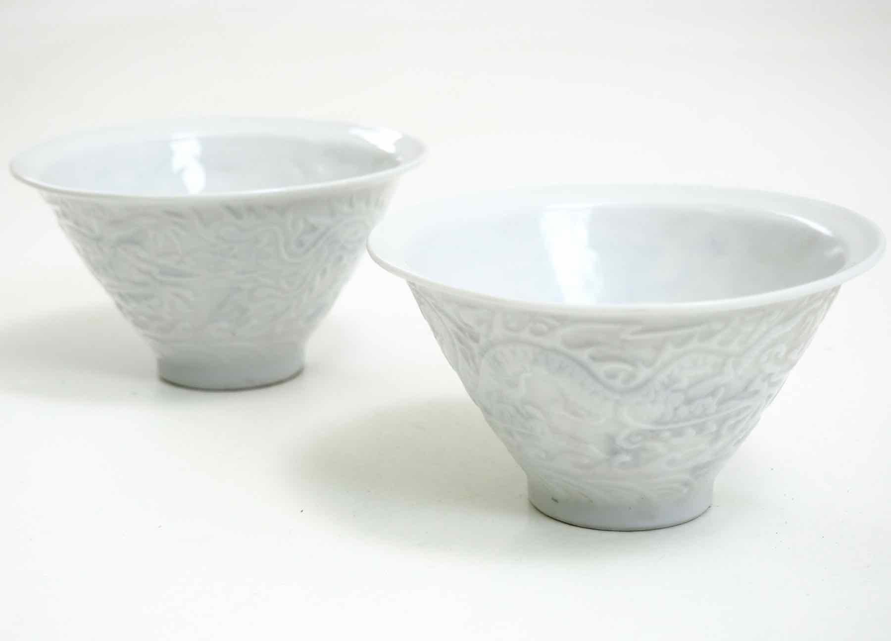 Pair of Chinese bowls, signed, 18th-19th century
Measures: H. 8 Dia. 15 cm 
H. 3.1 Dia. 5.9 in.