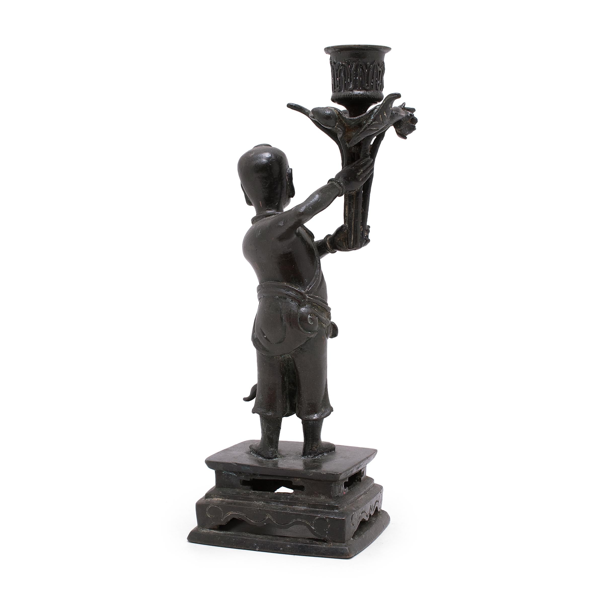 Paire de bougeoirs chinois Ho Boy en bronze, vers 1900 Bon état - En vente à Chicago, IL