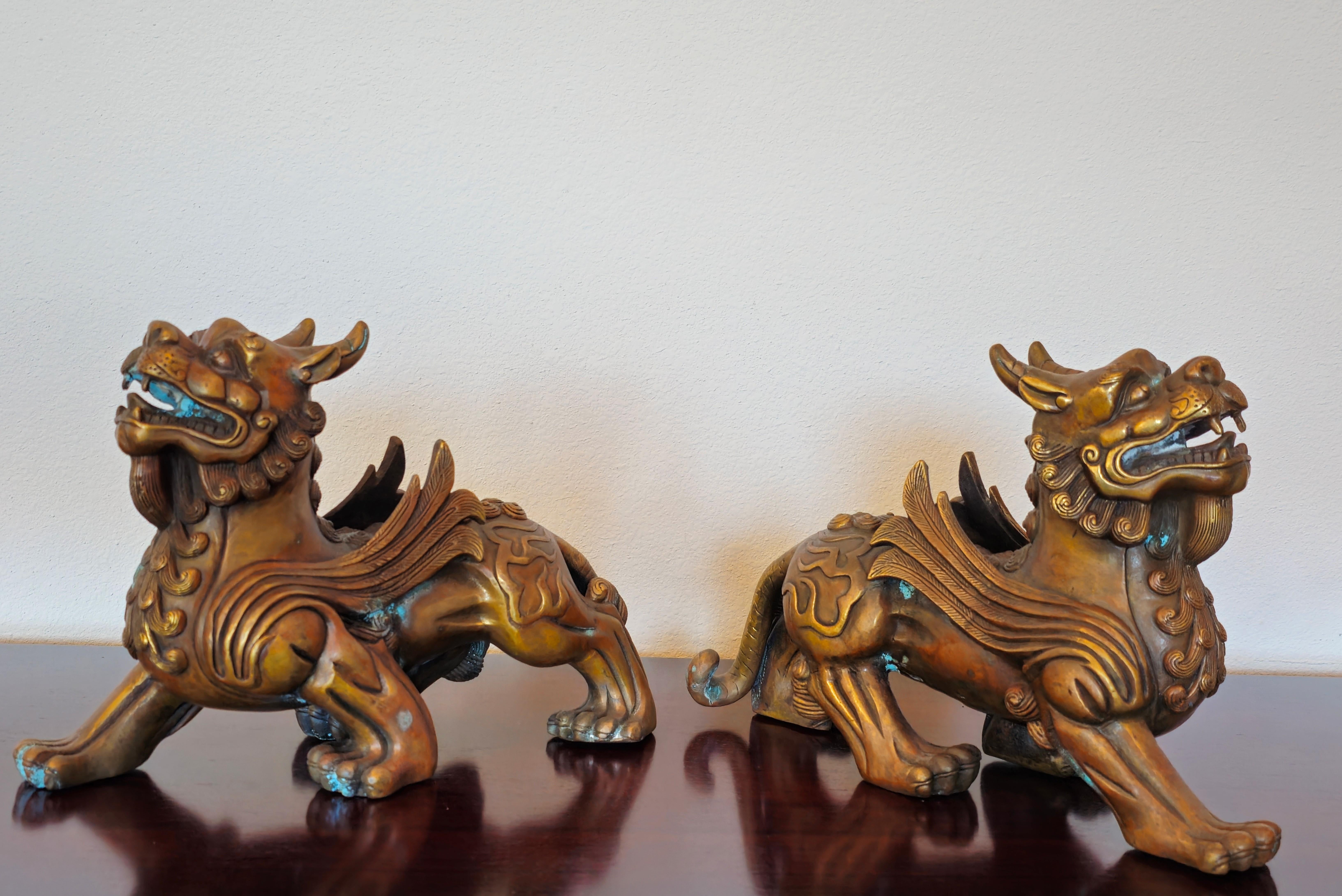 Ein atemberaubendes Paar von ausgezeichneter Qualität Bronze Pixiu Reichtum Drachen Fabelwesen mit visuell auffallend verstreut Grünspan bläulich-grüne Patina! 

In der chinesischen Kultur und im Feng Shui ist der Pixiu dafür bekannt, Reichtum und