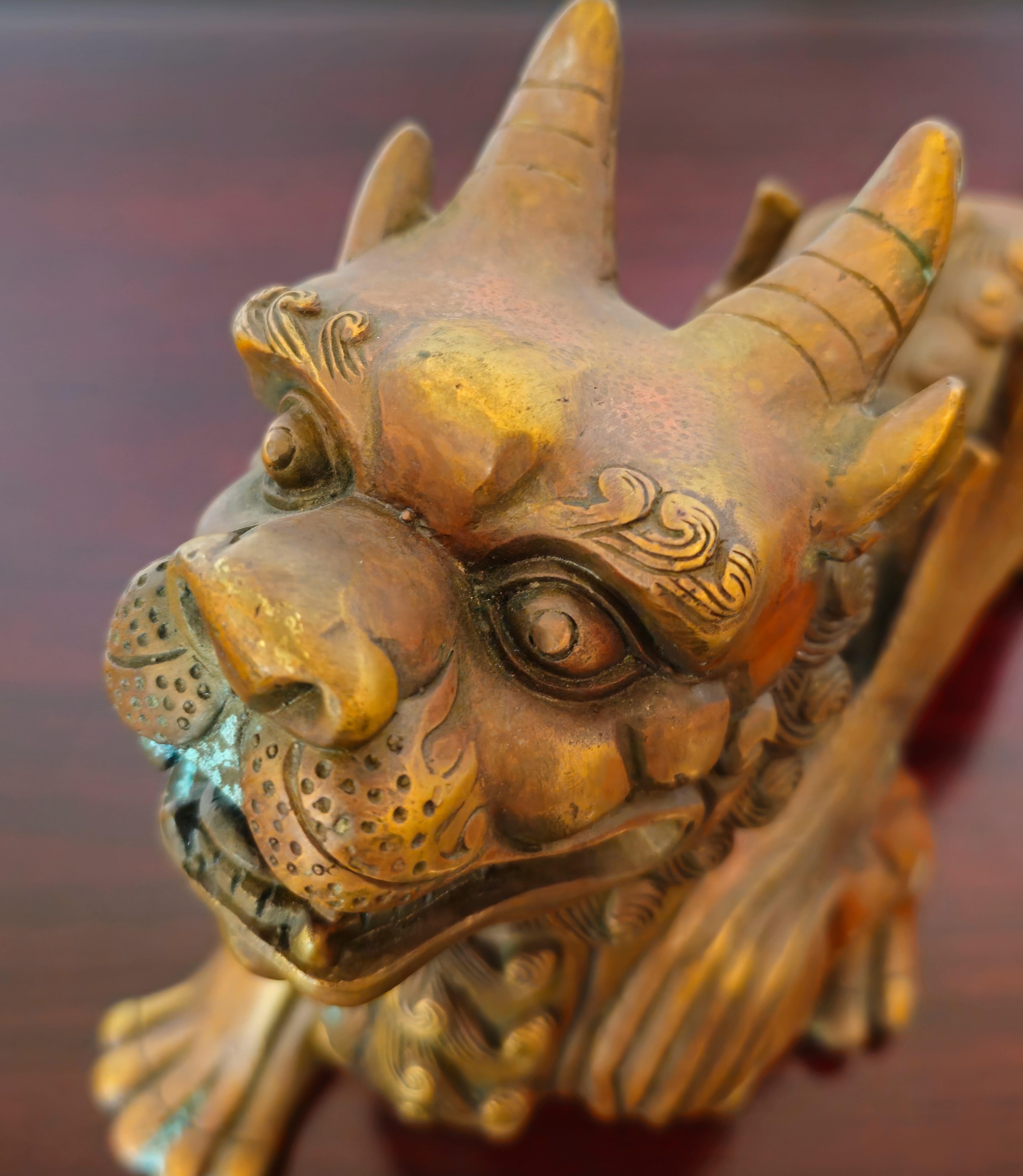 Paar chinesische Bronze Pixiu geflügelte Löwenfigur Feng Shui Mythische Tierstatue aus Bronze, Pixiu im Zustand „Gut“ im Angebot in Forney, TX